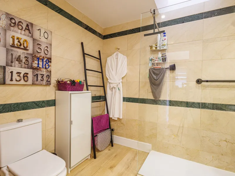This beautiful and spacious corner townhouse in Estepona located in the heart of the Estepona Golf course offers panoramic views of the Mediterranean Sea and the mountains of the Sierra de Bermeja. The project near Estepona golf is just 5 minutes drive fr