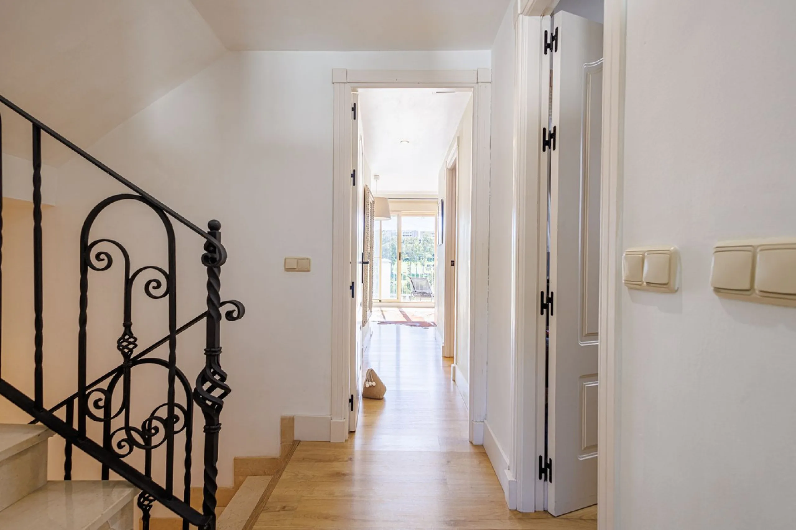 This beautiful and spacious corner townhouse in Estepona located in the heart of the Estepona Golf course offers panoramic views of the Mediterranean Sea and the mountains of the Sierra de Bermeja. The project near Estepona golf is just 5 minutes drive fr