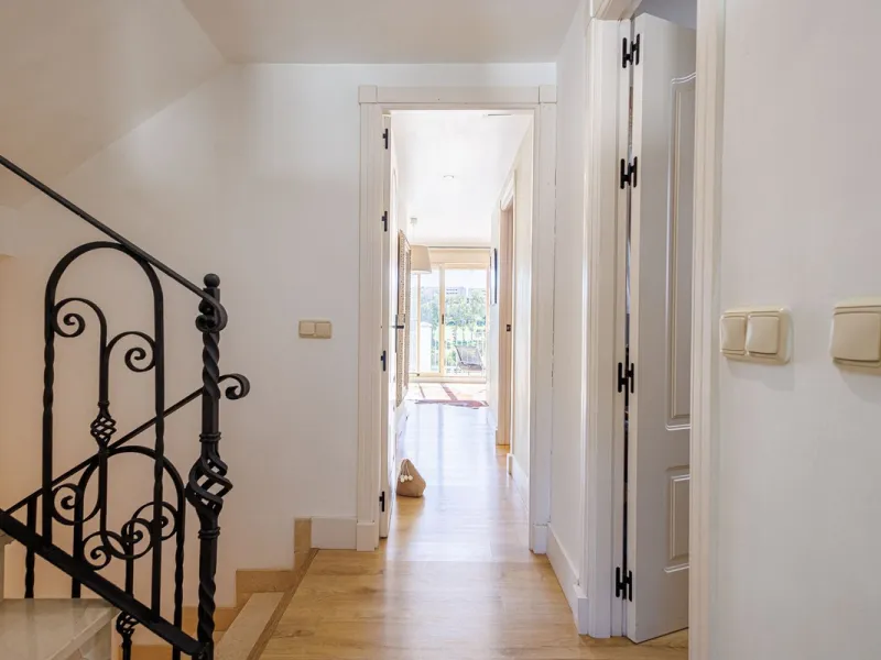This beautiful and spacious corner townhouse in Estepona located in the heart of the Estepona Golf course offers panoramic views of the Mediterranean Sea and the mountains of the Sierra de Bermeja. The project near Estepona golf is just 5 minutes drive fr