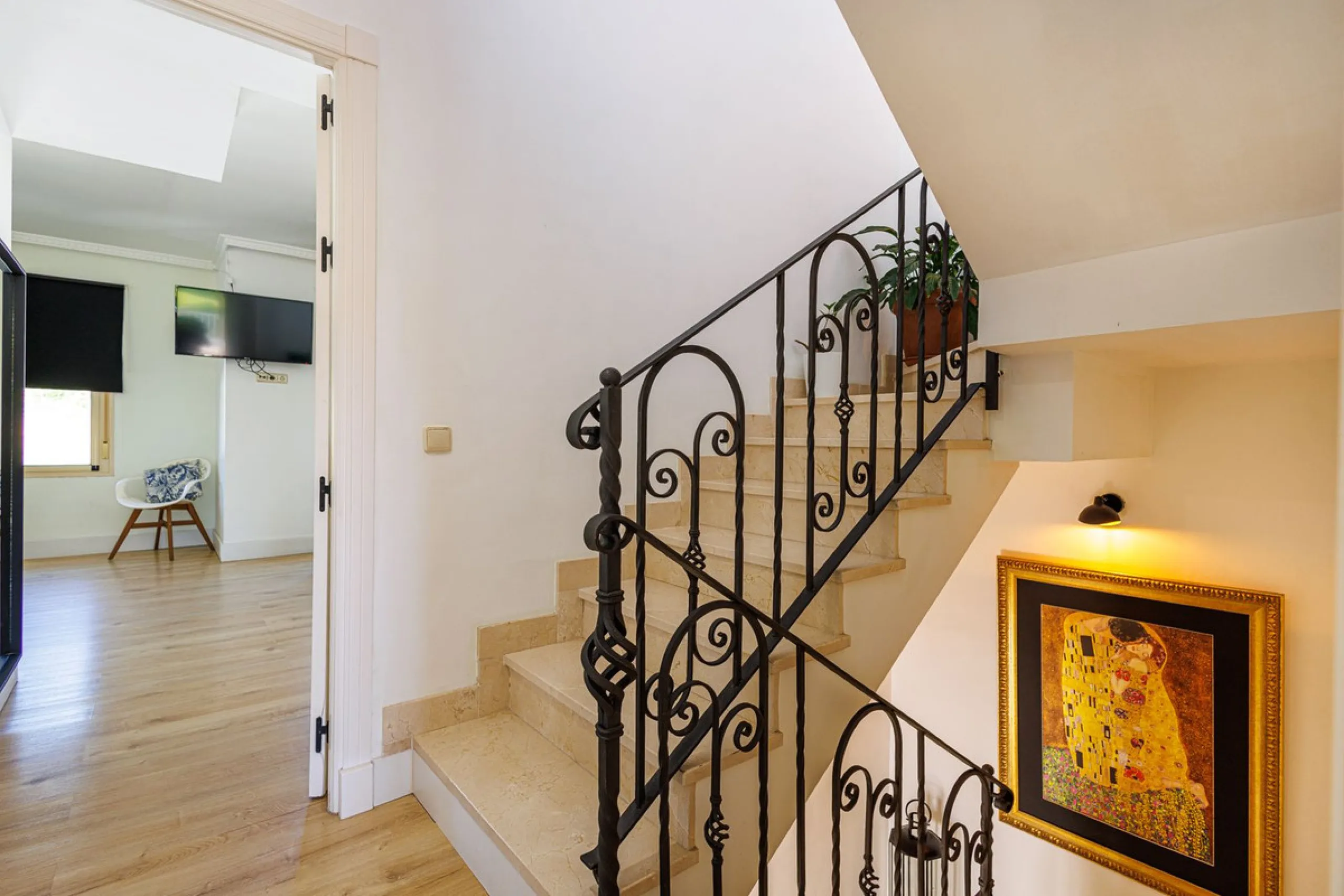 This beautiful and spacious corner townhouse in Estepona located in the heart of the Estepona Golf course offers panoramic views of the Mediterranean Sea and the mountains of the Sierra de Bermeja. The project near Estepona golf is just 5 minutes drive fr