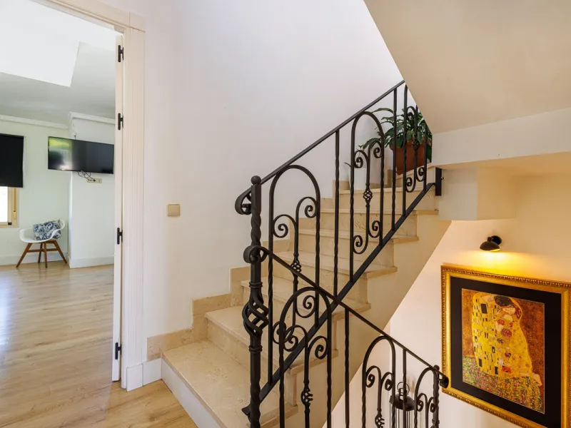 This beautiful and spacious corner townhouse in Estepona located in the heart of the Estepona Golf course offers panoramic views of the Mediterranean Sea and the mountains of the Sierra de Bermeja. The project near Estepona golf is just 5 minutes drive fr