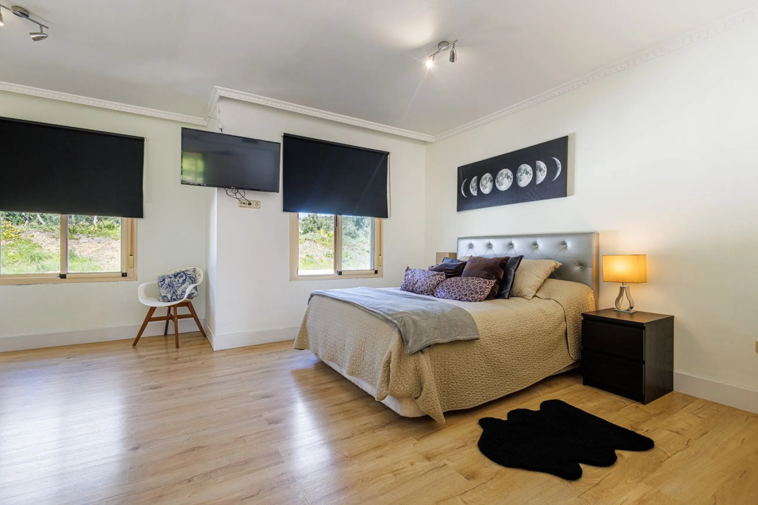 This beautiful and spacious corner townhouse in Estepona located in the heart of the Estepona Golf course offers panoramic views of the Mediterranean Sea and the mountains of the Sierra de Bermeja. The project near Estepona golf is just 5 minutes drive fr