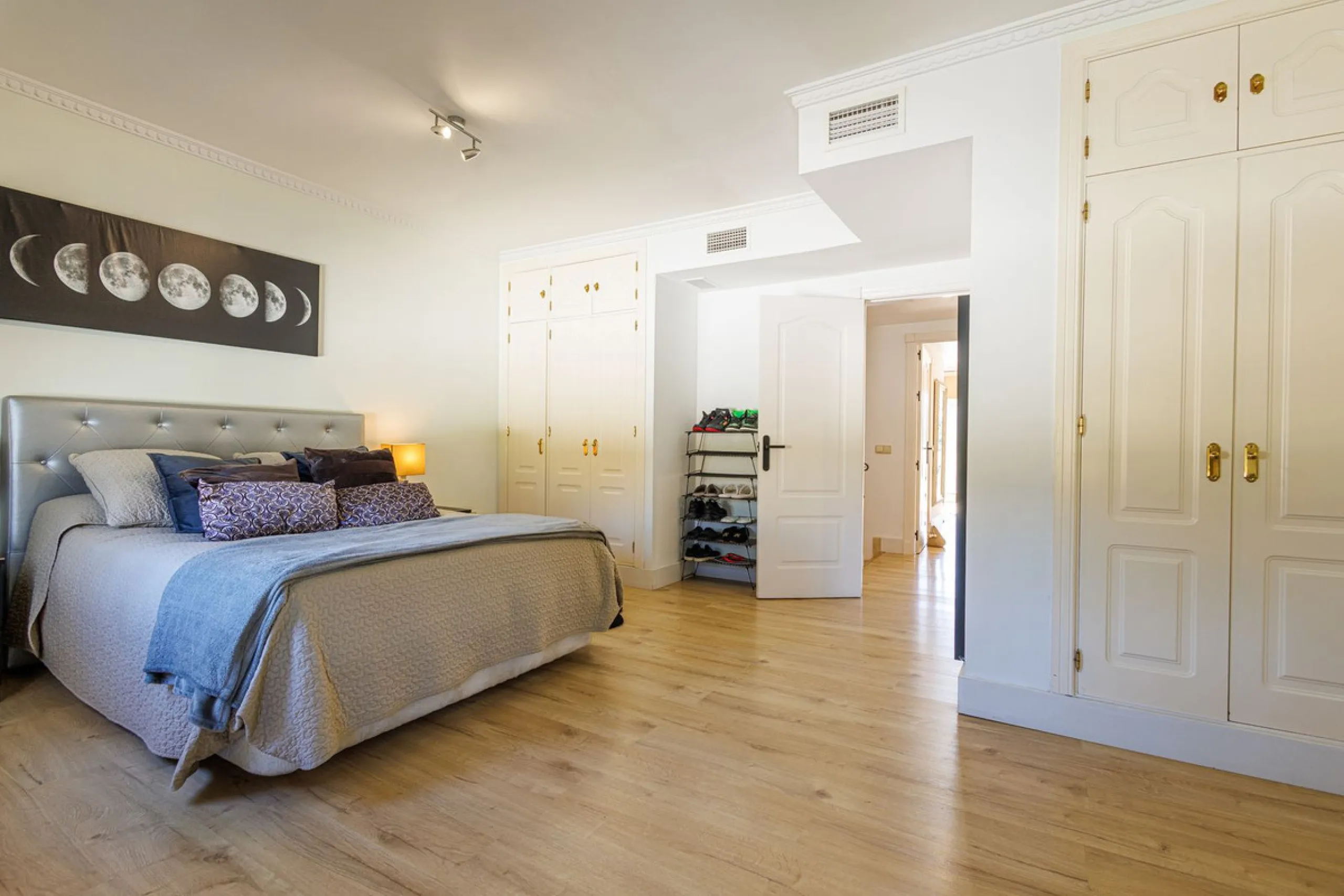 This beautiful and spacious corner townhouse in Estepona located in the heart of the Estepona Golf course offers panoramic views of the Mediterranean Sea and the mountains of the Sierra de Bermeja. The project near Estepona golf is just 5 minutes drive fr