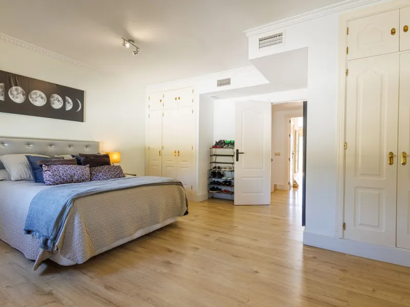 This beautiful and spacious corner townhouse in Estepona located in the heart of the Estepona Golf course offers panoramic views of the Mediterranean Sea and the mountains of the Sierra de Bermeja. The project near Estepona golf is just 5 minutes drive fr