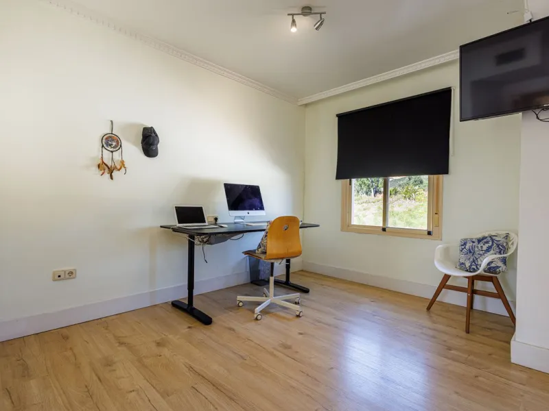 This beautiful and spacious corner townhouse in Estepona located in the heart of the Estepona Golf course offers panoramic views of the Mediterranean Sea and the mountains of the Sierra de Bermeja. The project near Estepona golf is just 5 minutes drive fr