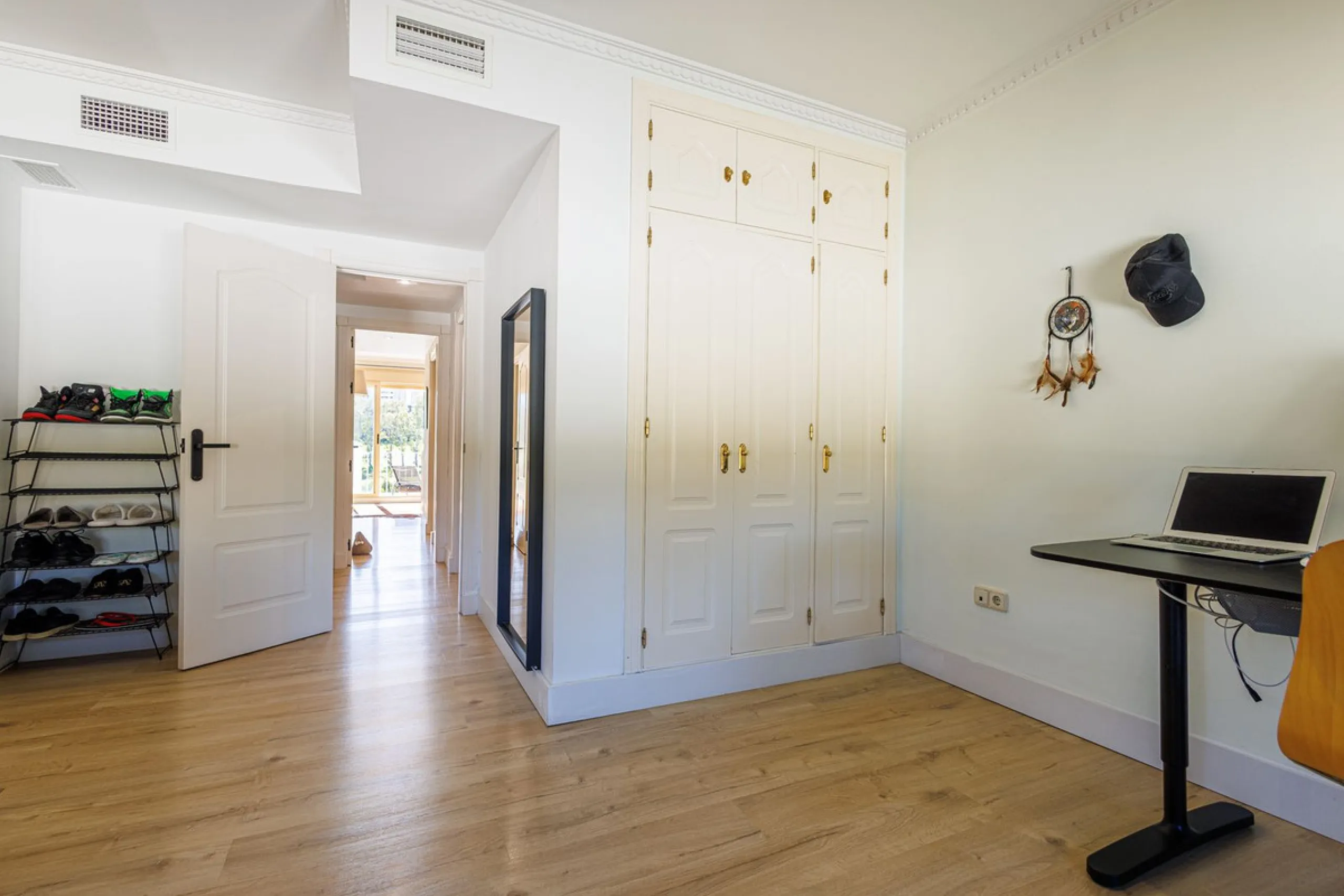 This beautiful and spacious corner townhouse in Estepona located in the heart of the Estepona Golf course offers panoramic views of the Mediterranean Sea and the mountains of the Sierra de Bermeja. The project near Estepona golf is just 5 minutes drive fr