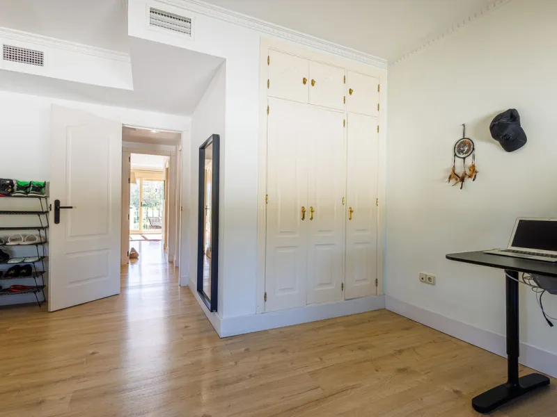 This beautiful and spacious corner townhouse in Estepona located in the heart of the Estepona Golf course offers panoramic views of the Mediterranean Sea and the mountains of the Sierra de Bermeja. The project near Estepona golf is just 5 minutes drive fr