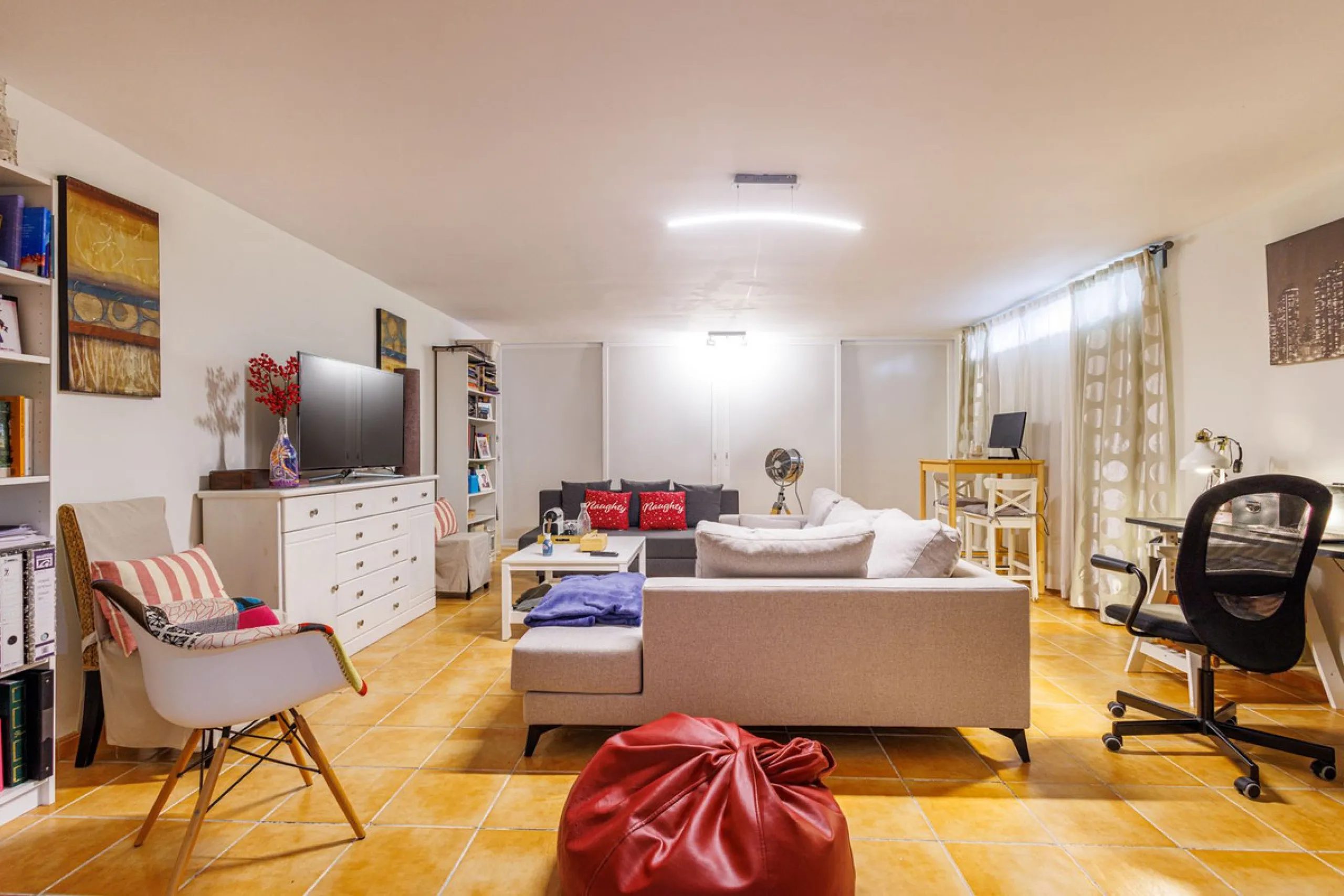 This beautiful and spacious corner townhouse in Estepona located in the heart of the Estepona Golf course offers panoramic views of the Mediterranean Sea and the mountains of the Sierra de Bermeja. The project near Estepona golf is just 5 minutes drive fr