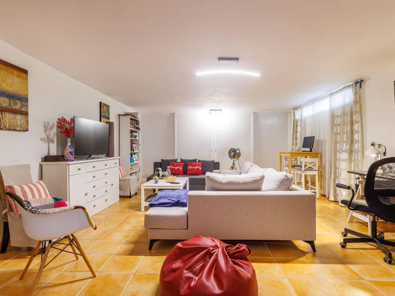 This beautiful and spacious corner townhouse in Estepona located in the heart of the Estepona Golf course offers panoramic views of the Mediterranean Sea and the mountains of the Sierra de Bermeja. The project near Estepona golf is just 5 minutes drive fr