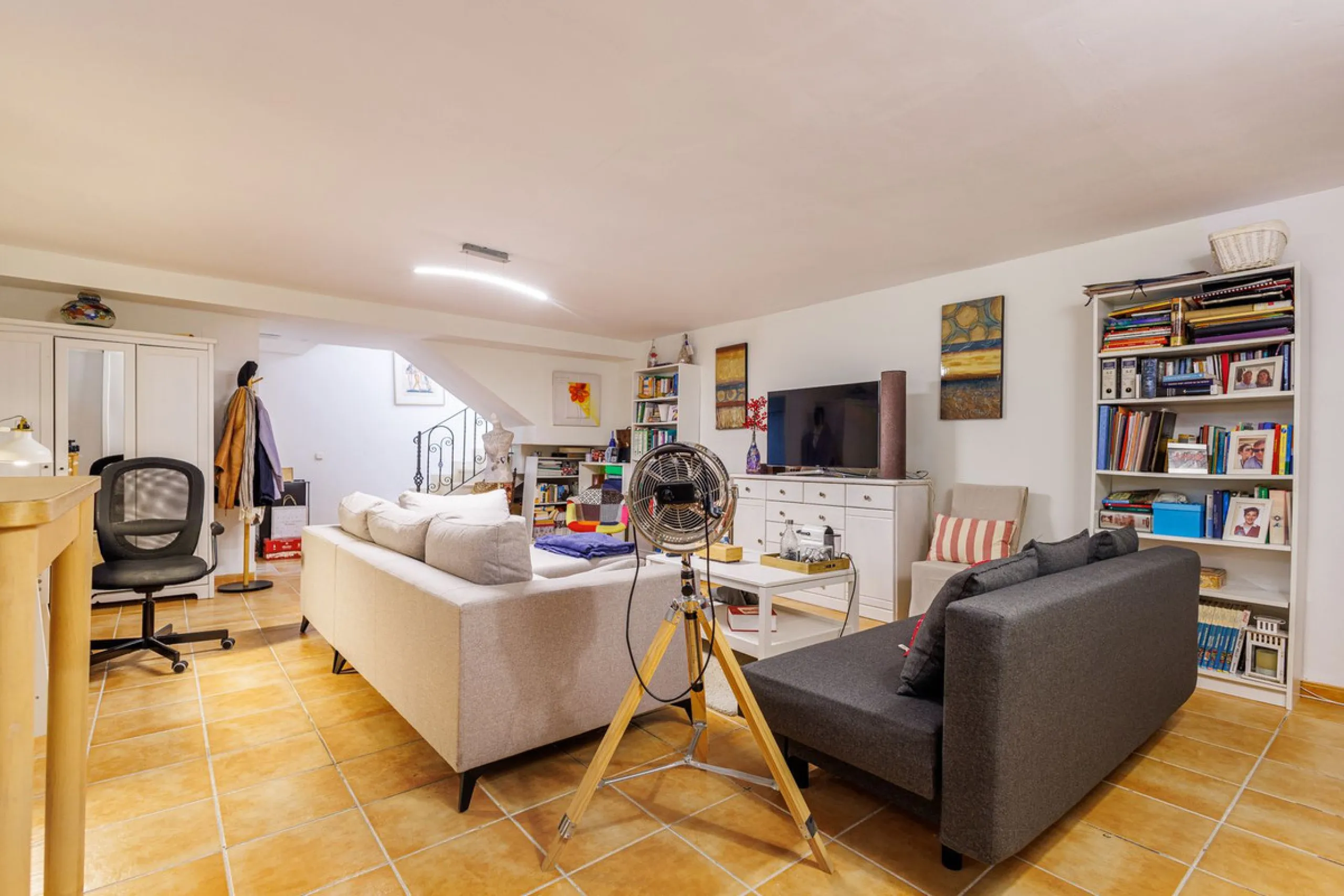 This beautiful and spacious corner townhouse in Estepona located in the heart of the Estepona Golf course offers panoramic views of the Mediterranean Sea and the mountains of the Sierra de Bermeja. The project near Estepona golf is just 5 minutes drive fr