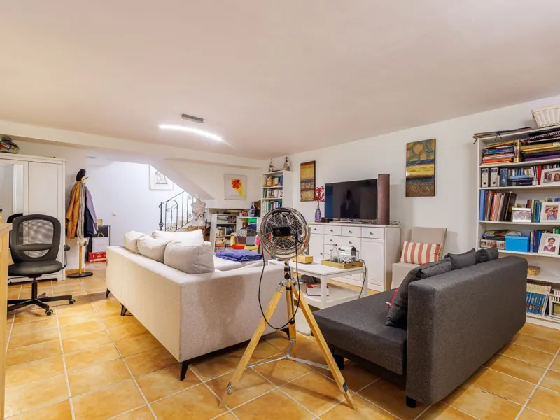 This beautiful and spacious corner townhouse in Estepona located in the heart of the Estepona Golf course offers panoramic views of the Mediterranean Sea and the mountains of the Sierra de Bermeja. The project near Estepona golf is just 5 minutes drive fr