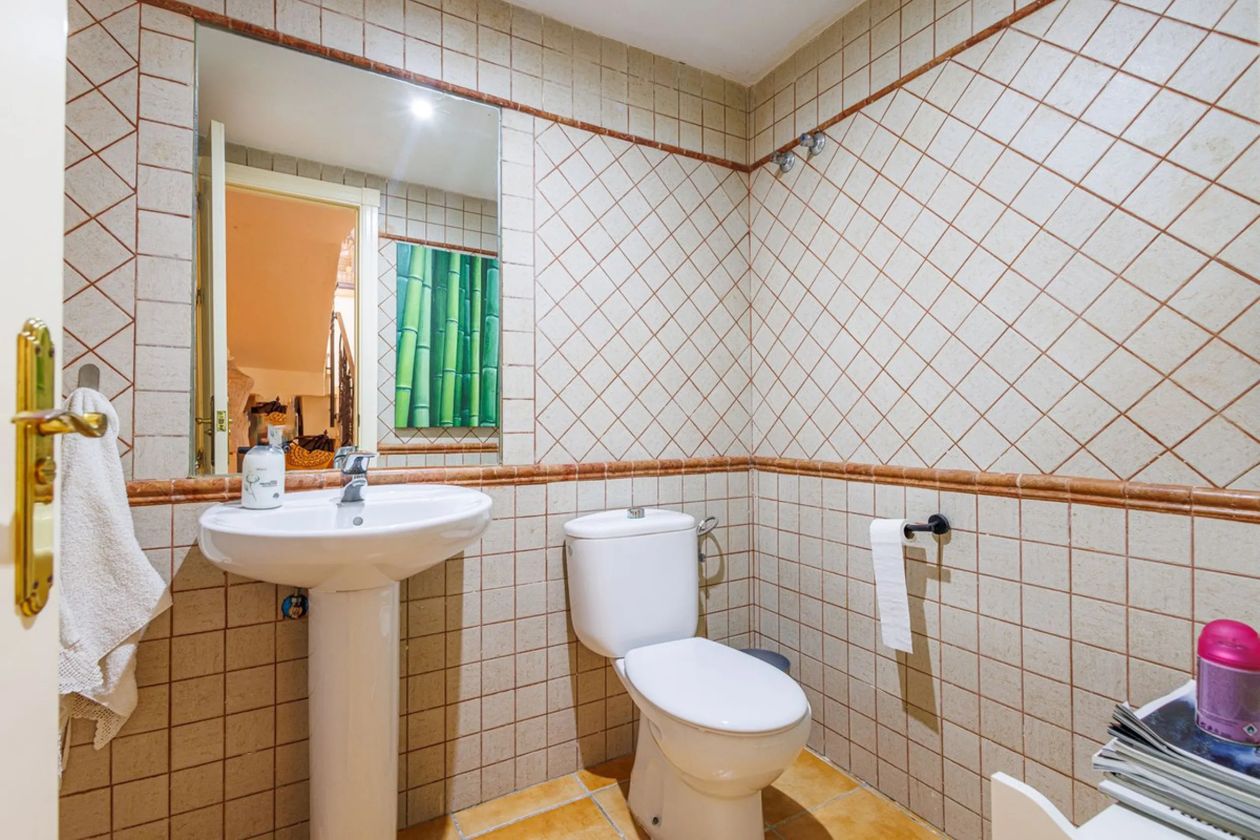 This beautiful and spacious corner townhouse in Estepona located in the heart of the Estepona Golf course offers panoramic views of the Mediterranean Sea and the mountains of the Sierra de Bermeja. The project near Estepona golf is just 5 minutes drive fr