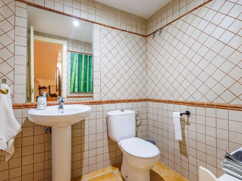 This beautiful and spacious corner townhouse in Estepona located in the heart of the Estepona Golf course offers panoramic views of the Mediterranean Sea and the mountains of the Sierra de Bermeja. The project near Estepona golf is just 5 minutes drive fr