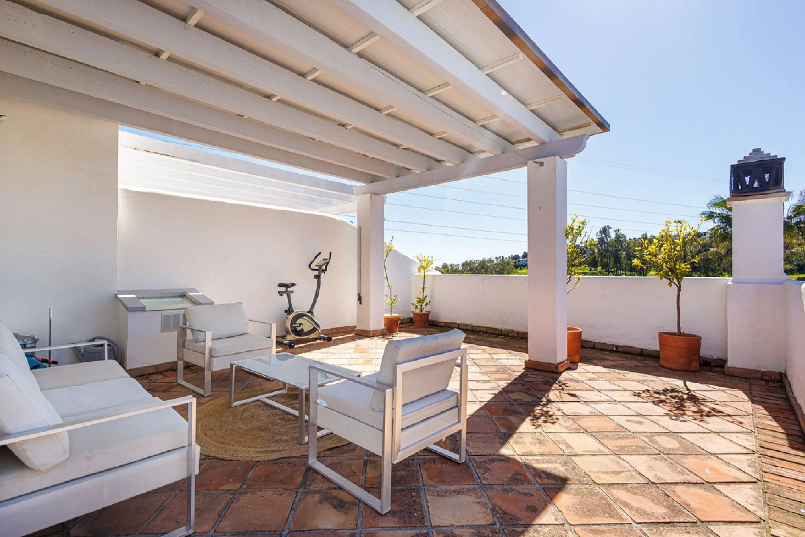 This beautiful and spacious corner townhouse in Estepona located in the heart of the Estepona Golf course offers panoramic views of the Mediterranean Sea and the mountains of the Sierra de Bermeja. The project near Estepona golf is just 5 minutes drive fr