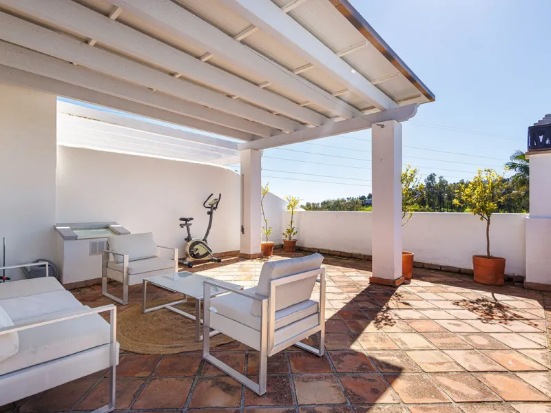 This beautiful and spacious corner townhouse in Estepona located in the heart of the Estepona Golf course offers panoramic views of the Mediterranean Sea and the mountains of the Sierra de Bermeja. The project near Estepona golf is just 5 minutes drive fr