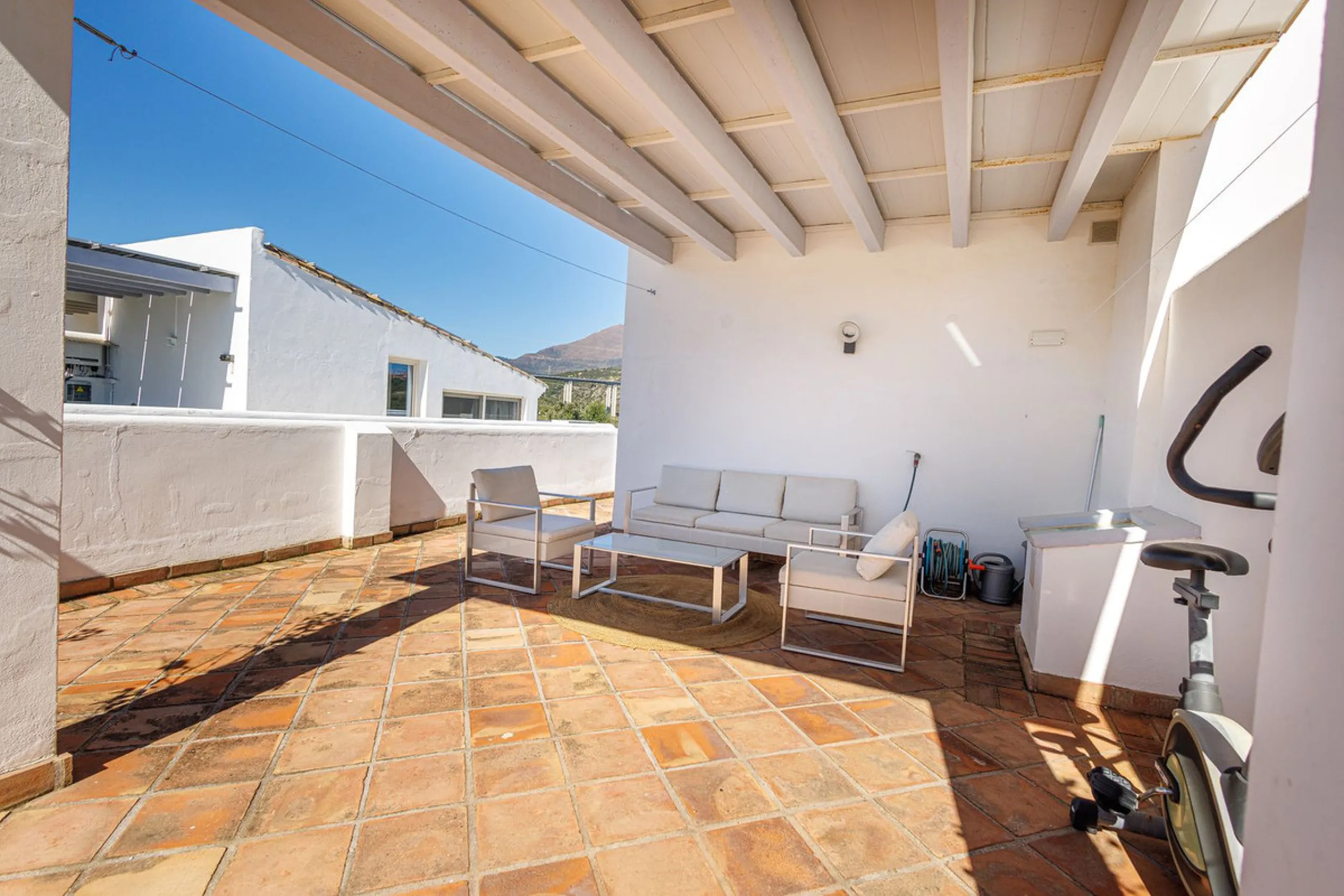 This beautiful and spacious corner townhouse in Estepona located in the heart of the Estepona Golf course offers panoramic views of the Mediterranean Sea and the mountains of the Sierra de Bermeja. The project near Estepona golf is just 5 minutes drive fr