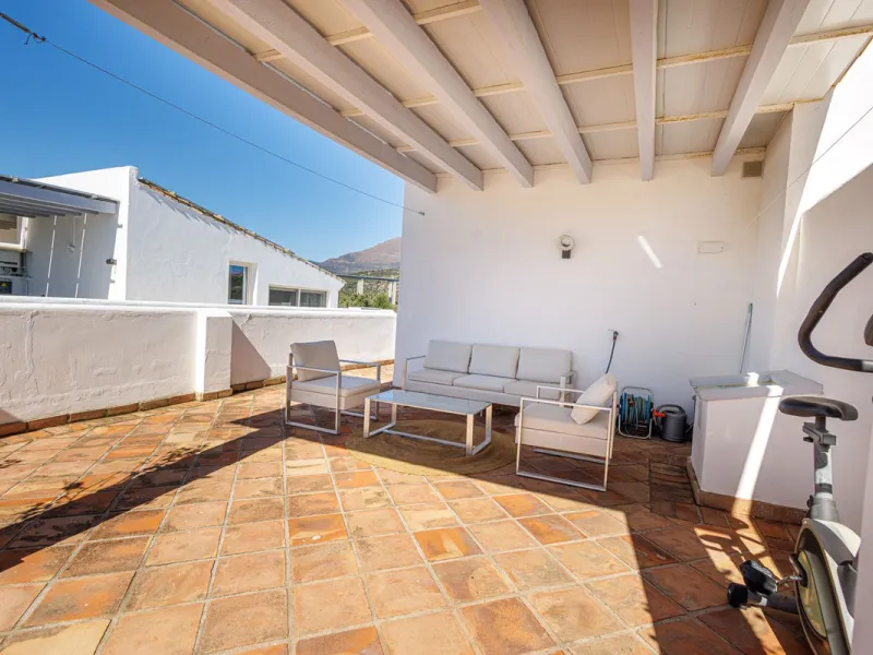 This beautiful and spacious corner townhouse in Estepona located in the heart of the Estepona Golf course offers panoramic views of the Mediterranean Sea and the mountains of the Sierra de Bermeja. The project near Estepona golf is just 5 minutes drive fr