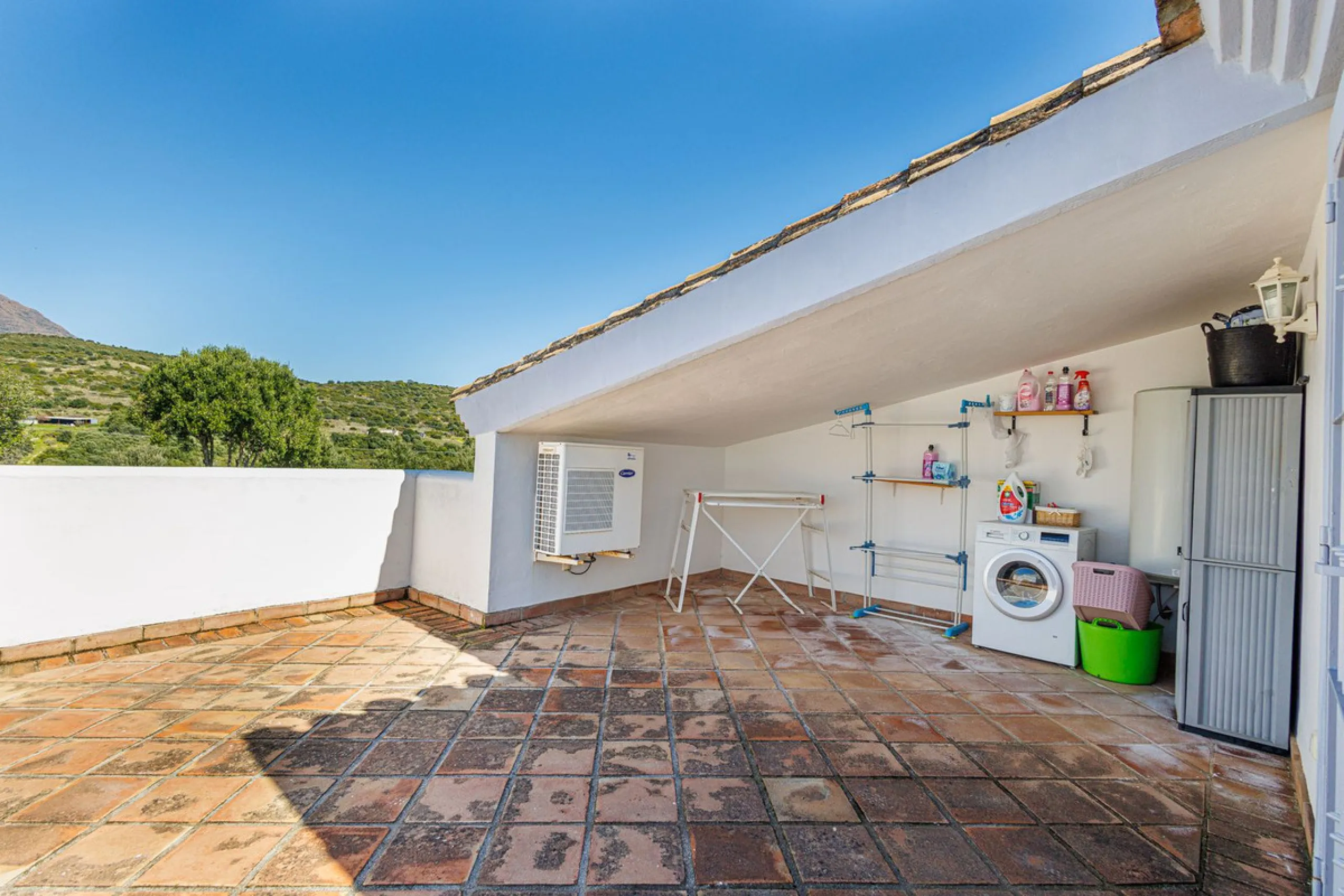 This beautiful and spacious corner townhouse in Estepona located in the heart of the Estepona Golf course offers panoramic views of the Mediterranean Sea and the mountains of the Sierra de Bermeja. The project near Estepona golf is just 5 minutes drive fr