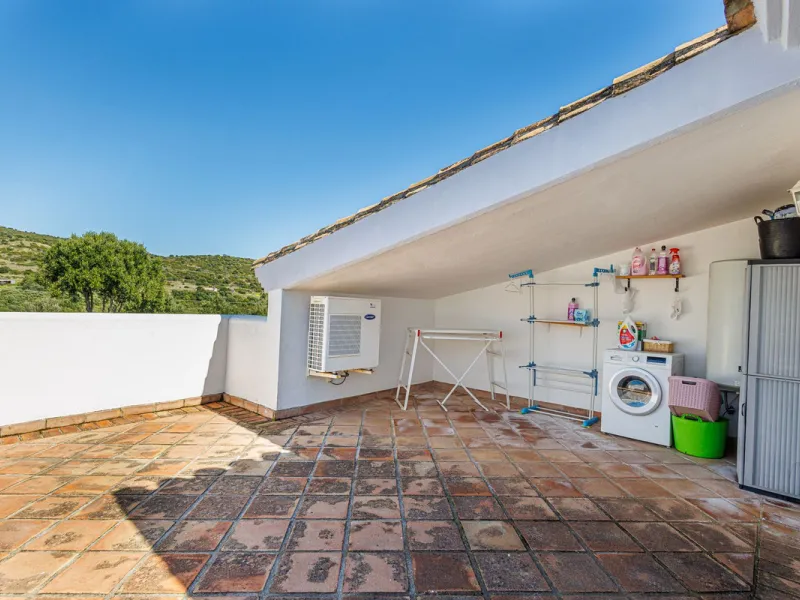 This beautiful and spacious corner townhouse in Estepona located in the heart of the Estepona Golf course offers panoramic views of the Mediterranean Sea and the mountains of the Sierra de Bermeja. The project near Estepona golf is just 5 minutes drive fr