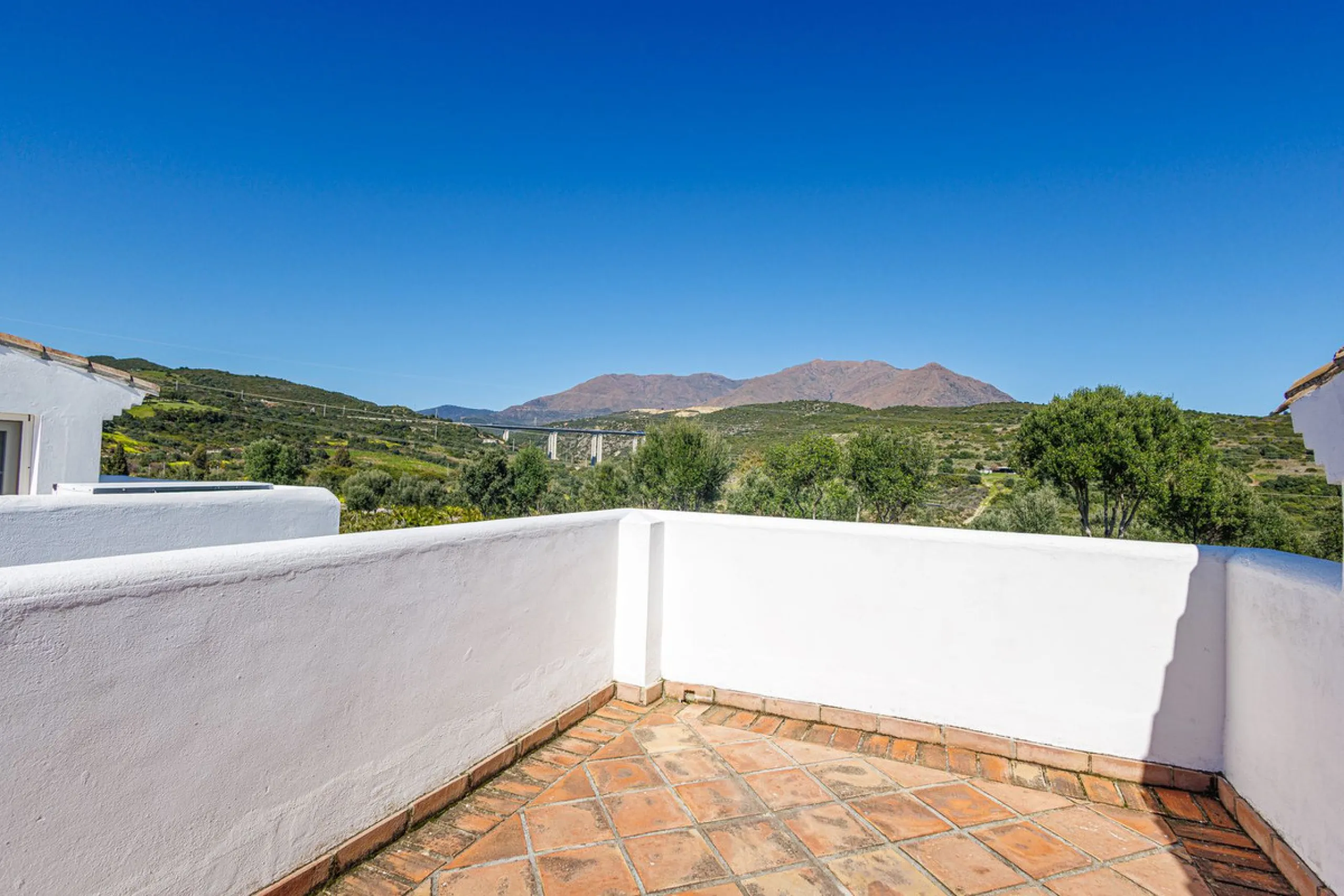 This beautiful and spacious corner townhouse in Estepona located in the heart of the Estepona Golf course offers panoramic views of the Mediterranean Sea and the mountains of the Sierra de Bermeja. The project near Estepona golf is just 5 minutes drive fr