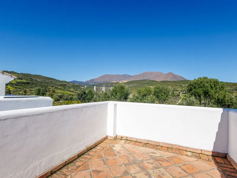 This beautiful and spacious corner townhouse in Estepona located in the heart of the Estepona Golf course offers panoramic views of the Mediterranean Sea and the mountains of the Sierra de Bermeja. The project near Estepona golf is just 5 minutes drive fr