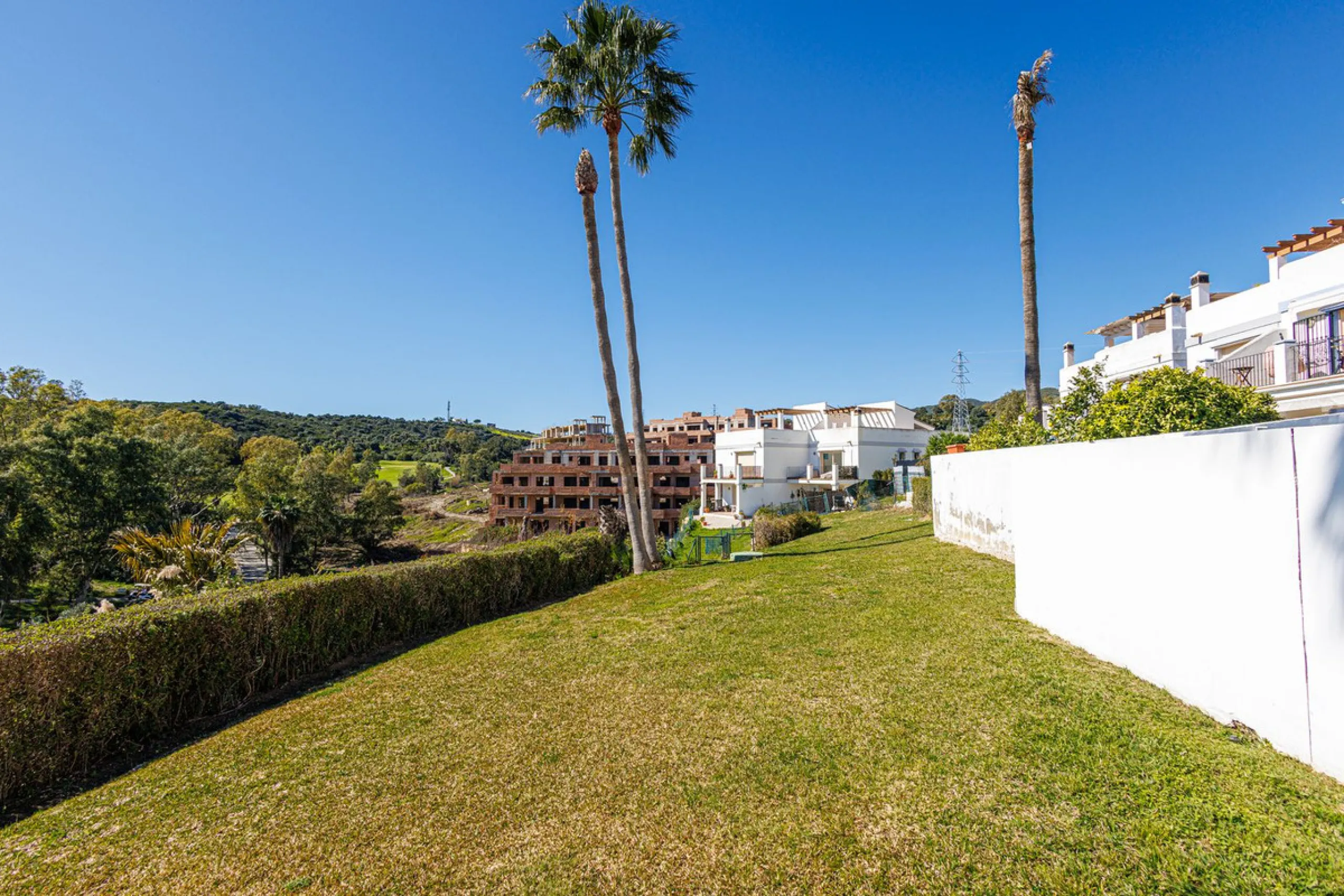 This beautiful and spacious corner townhouse in Estepona located in the heart of the Estepona Golf course offers panoramic views of the Mediterranean Sea and the mountains of the Sierra de Bermeja. The project near Estepona golf is just 5 minutes drive fr