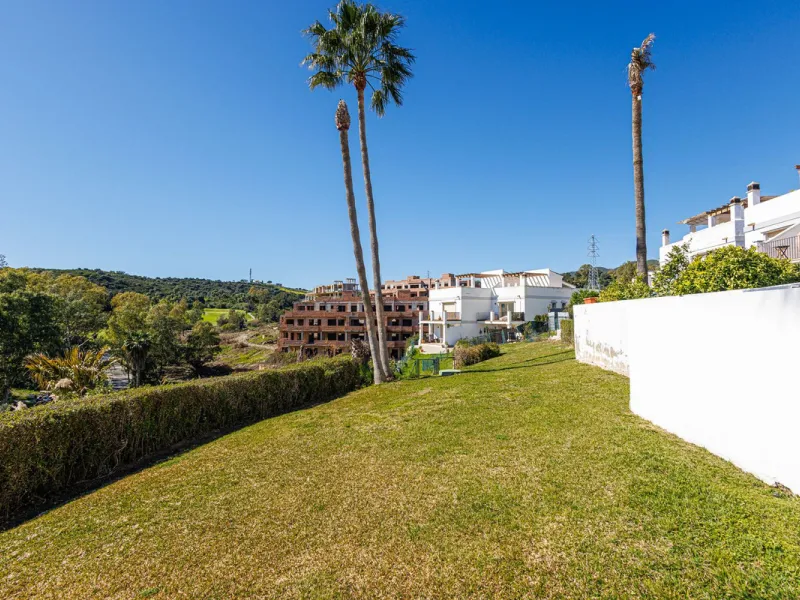 This beautiful and spacious corner townhouse in Estepona located in the heart of the Estepona Golf course offers panoramic views of the Mediterranean Sea and the mountains of the Sierra de Bermeja. The project near Estepona golf is just 5 minutes drive fr