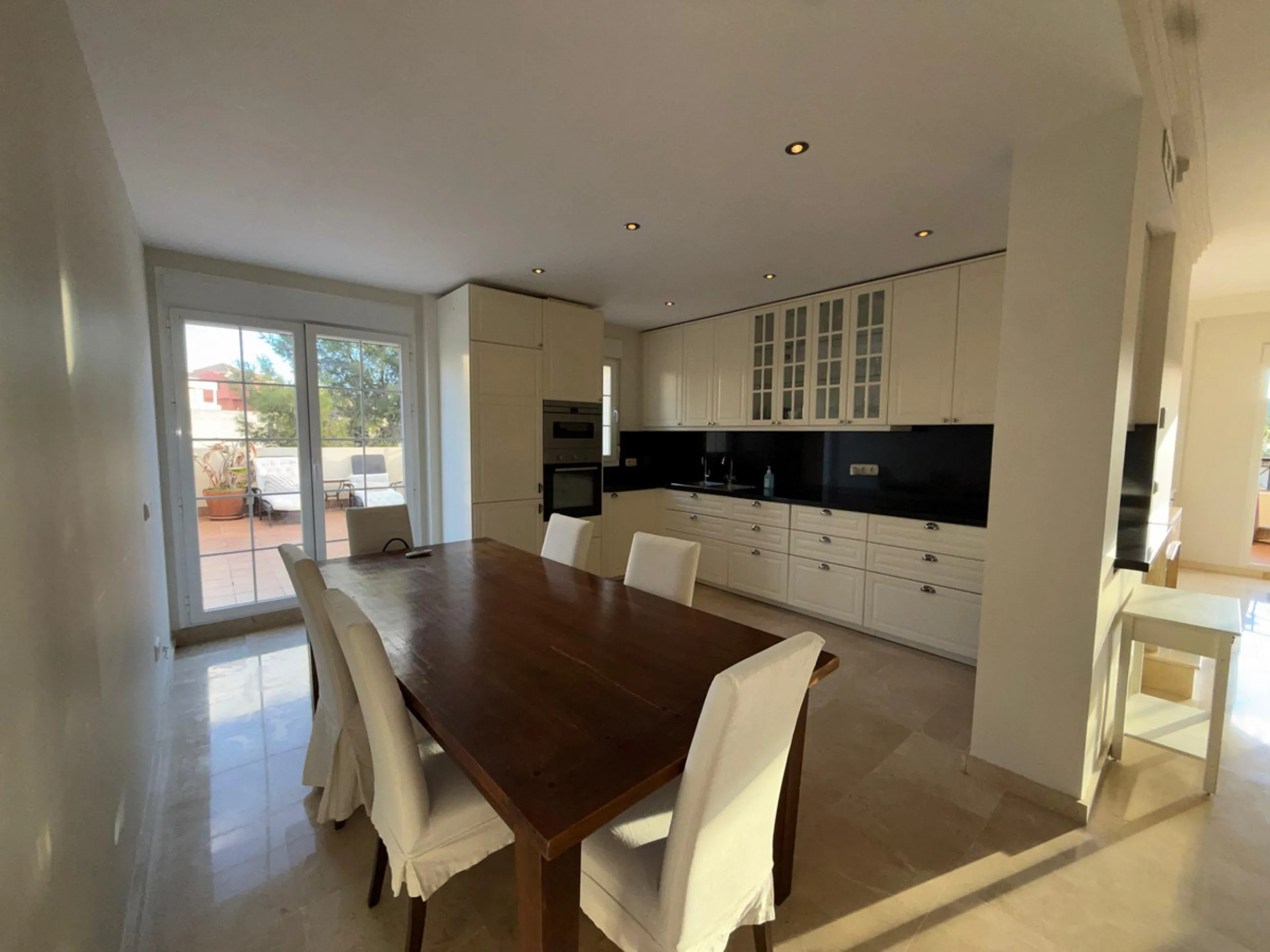 Apartment - Penthouse Duplex в продаже в Marbella, Málaga. В доме 4 спален и 3 ванных комнат. Площадь дома 188 м²