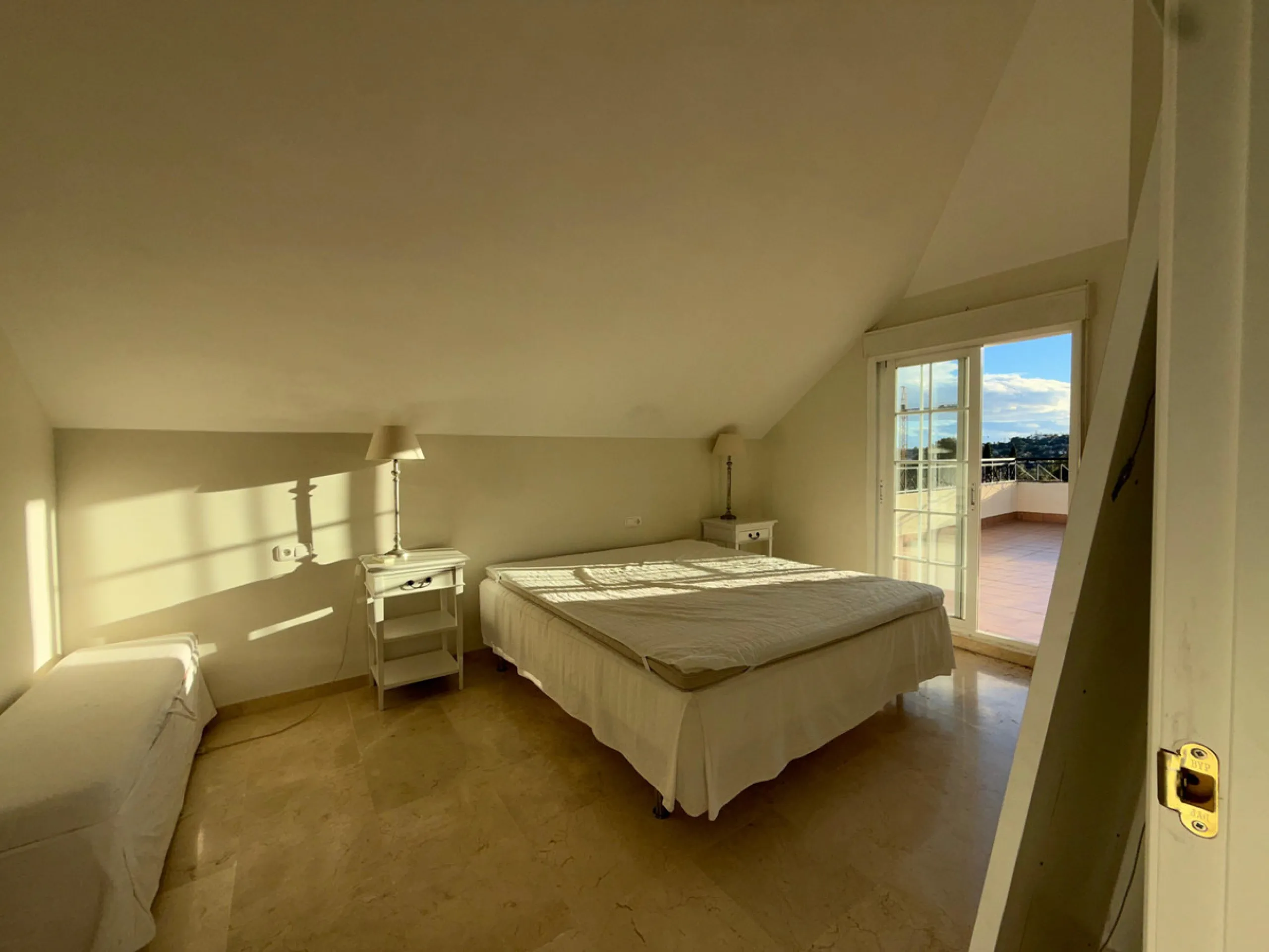 Apartment - Penthouse Duplex в продаже в Marbella, Málaga. В доме 4 спален и 3 ванных комнат. Площадь дома 188 м²