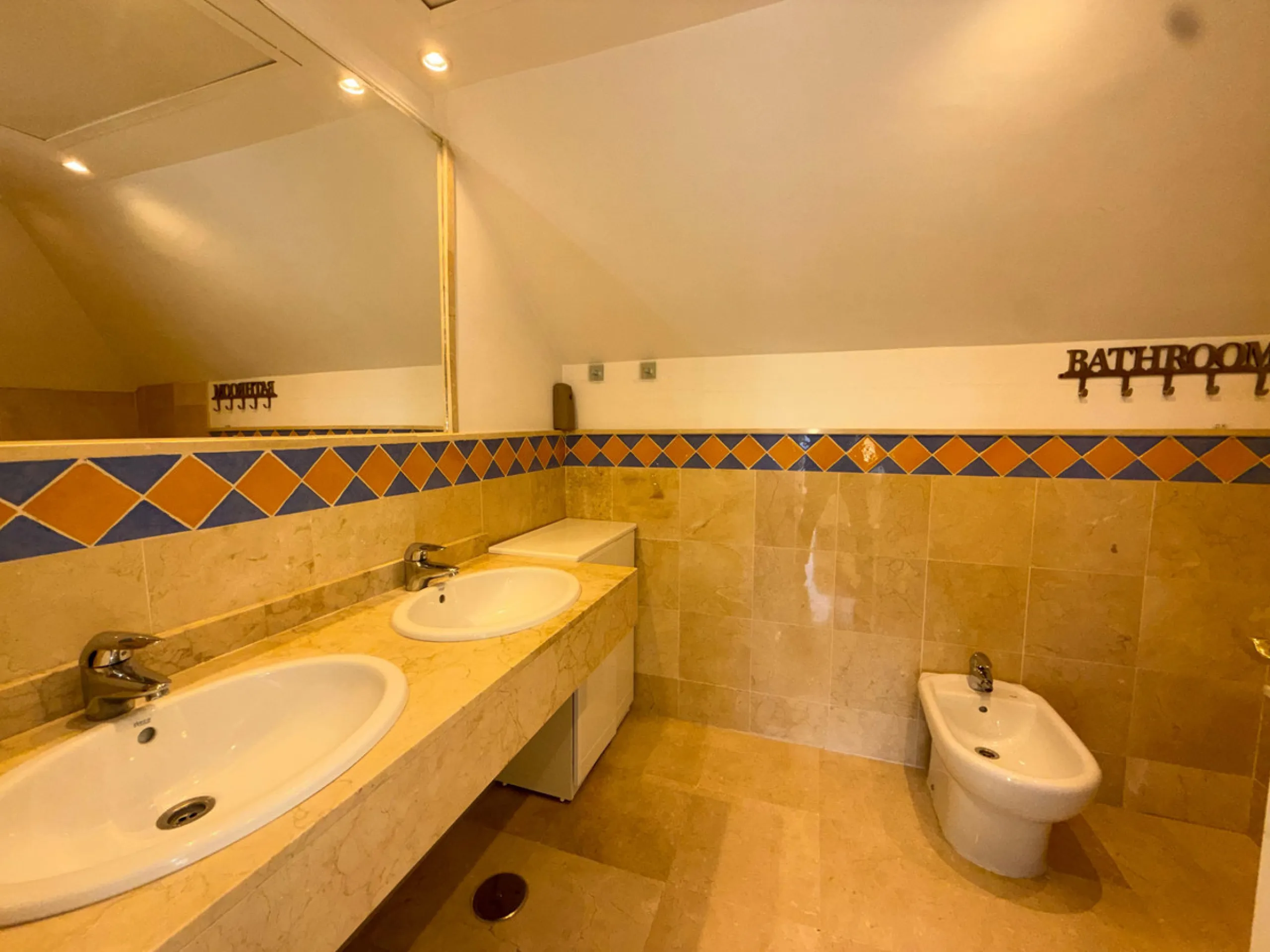 Apartment - Penthouse Duplex в продаже в Marbella, Málaga. В доме 4 спален и 3 ванных комнат. Площадь дома 188 м²
