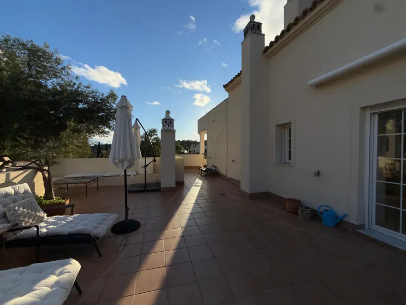 Apartment - Penthouse Duplex в продаже в Marbella, Málaga. В доме 4 спален и 3 ванных комнат. Площадь дома 188 м²