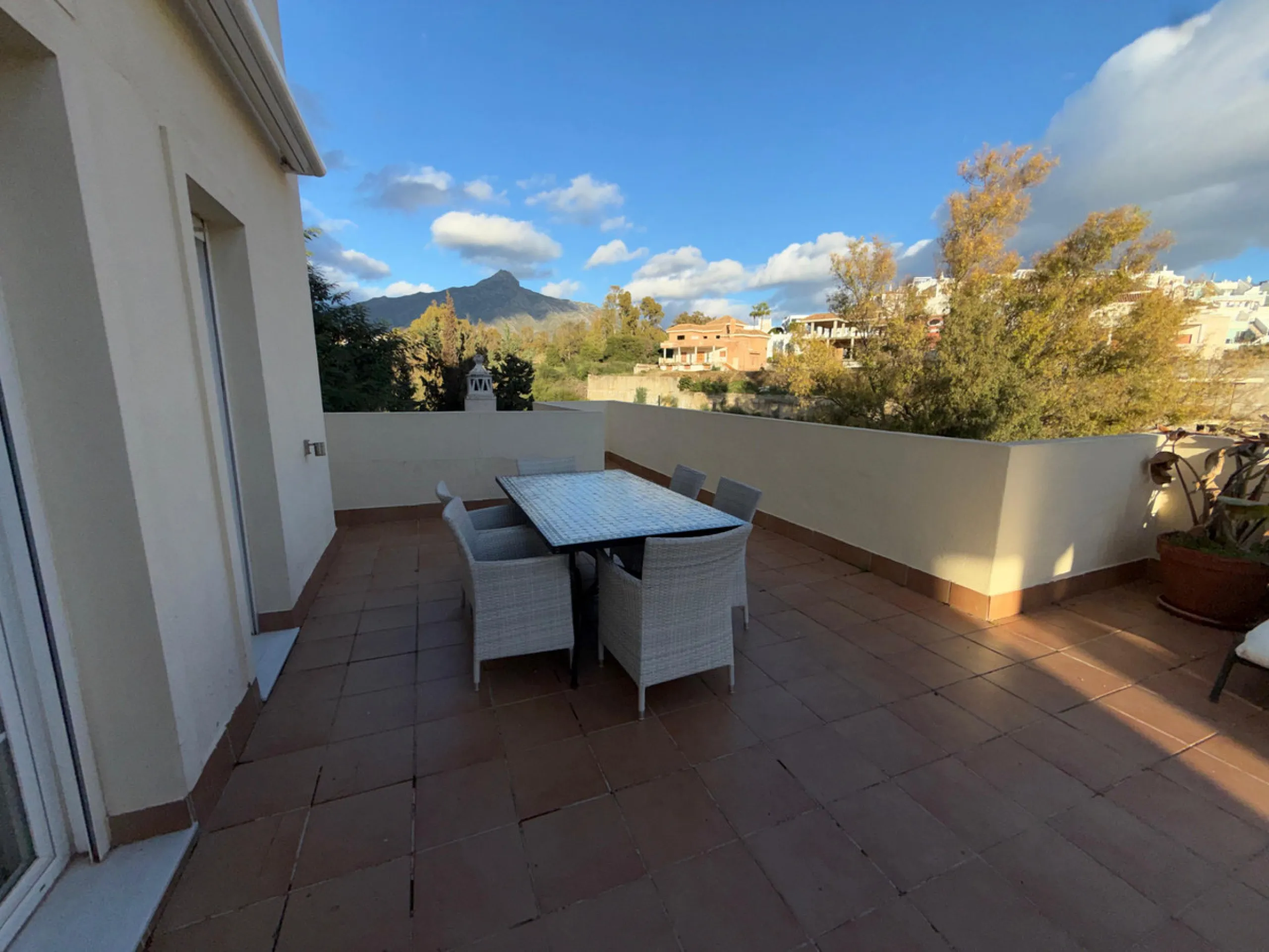 Apartment - Penthouse Duplex в продаже в Marbella, Málaga. В доме 4 спален и 3 ванных комнат. Площадь дома 188 м²