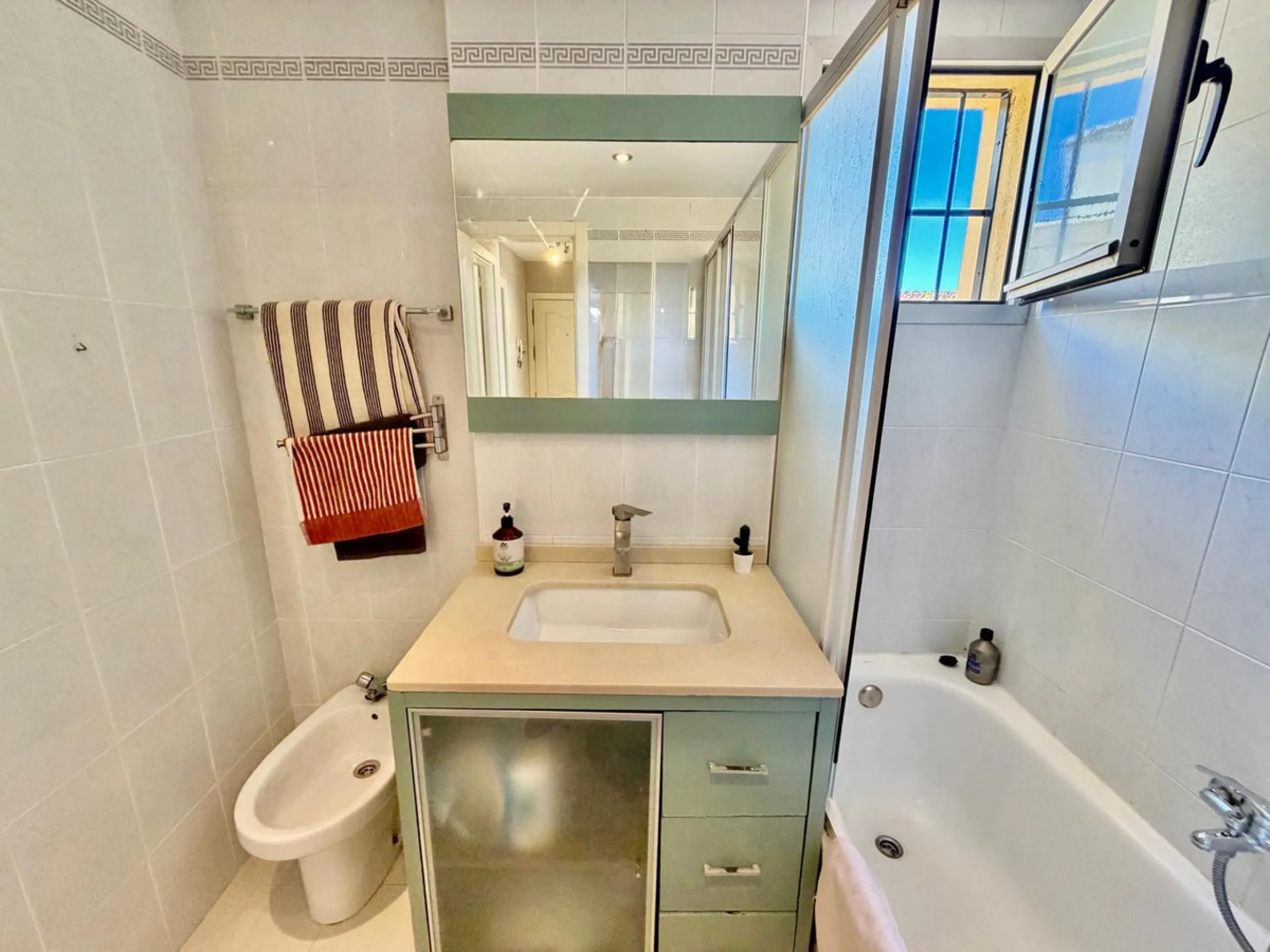 Helle Zwei-Zimmer-Wohnung mit Terrasse, Garage und ausgezeichneter Lage nahe am Meer