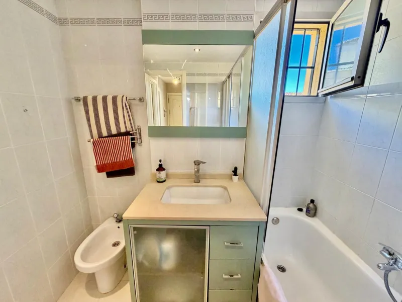 Helle Zwei-Zimmer-Wohnung mit Terrasse, Garage und ausgezeichneter Lage nahe am Meer
