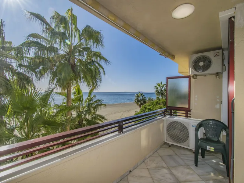BEACHFRONT APARTMENT WITH UNOBSTRUCTED SEA VIEWS