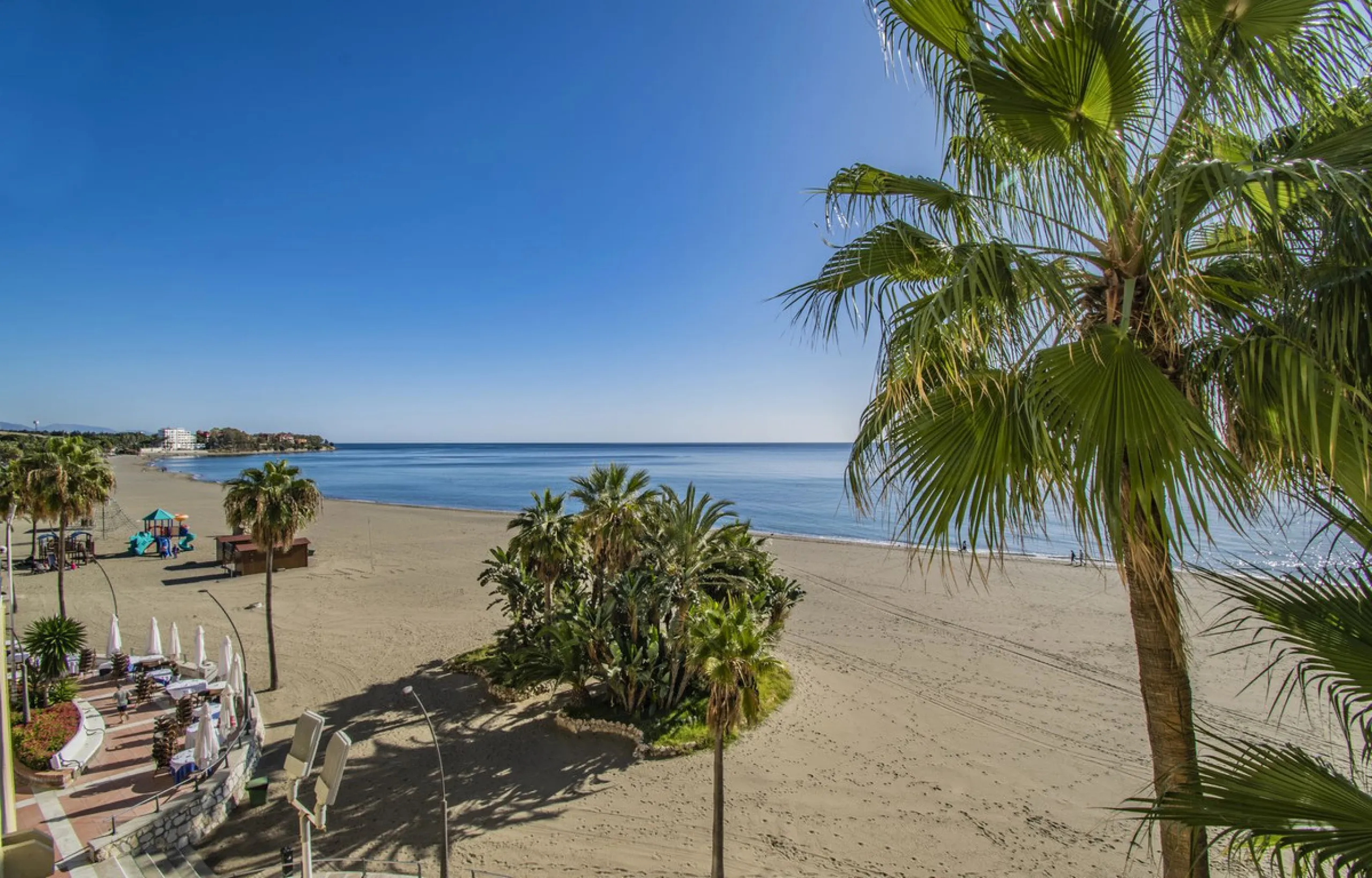 BEACHFRONT APARTMENT WITH UNOBSTRUCTED SEA VIEWS