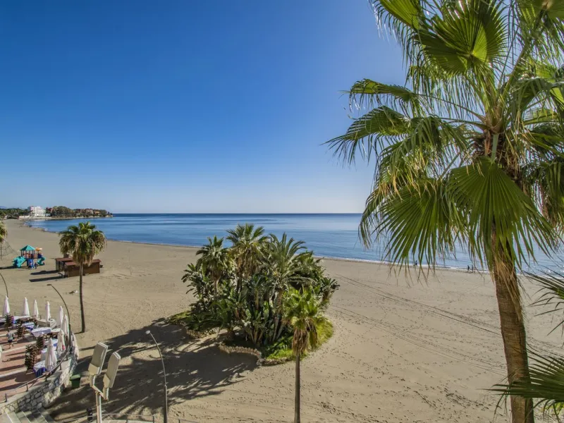 BEACHFRONT APARTMENT WITH UNOBSTRUCTED SEA VIEWS