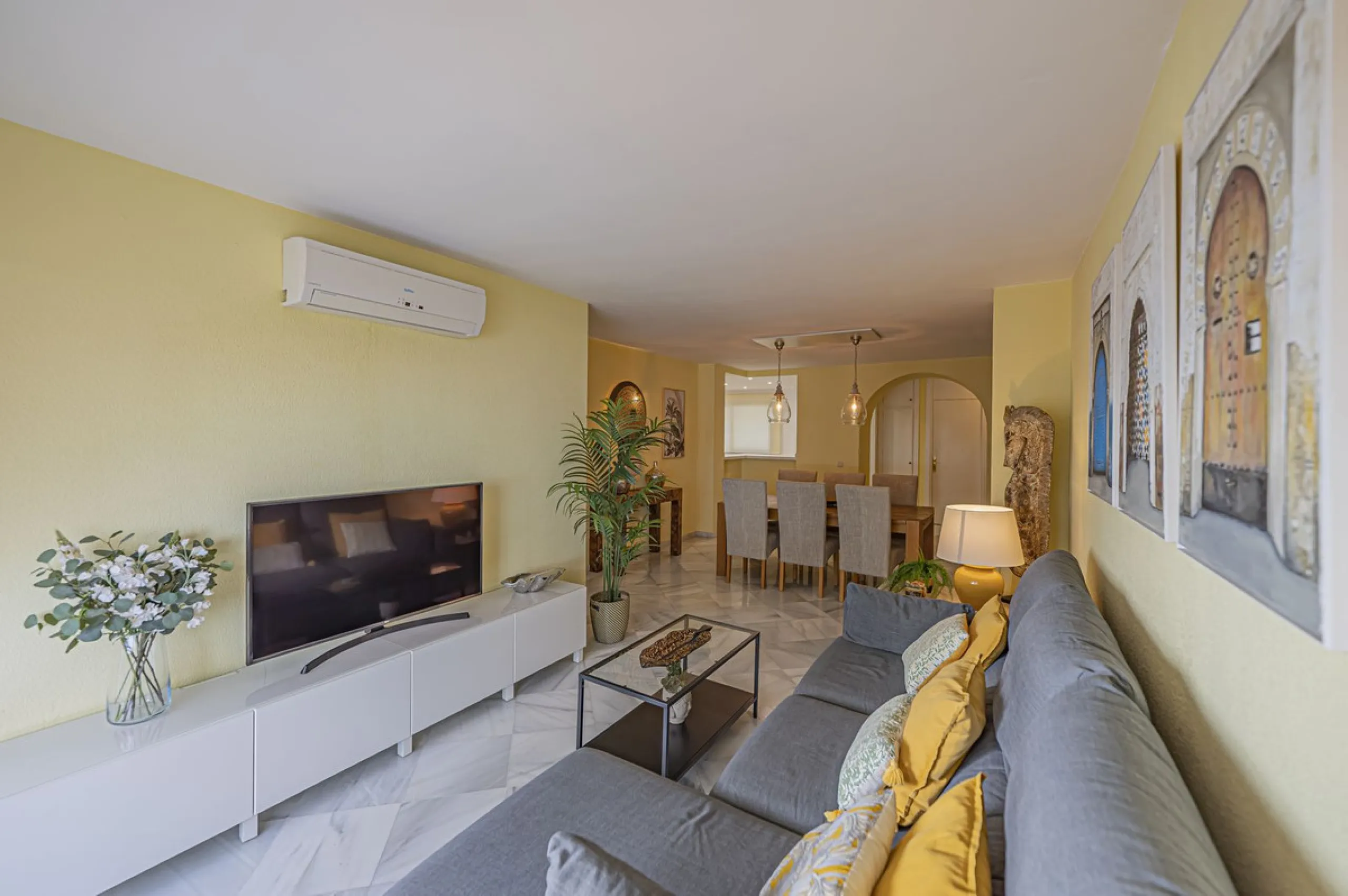 BEACHFRONT APARTMENT WITH UNOBSTRUCTED SEA VIEWS