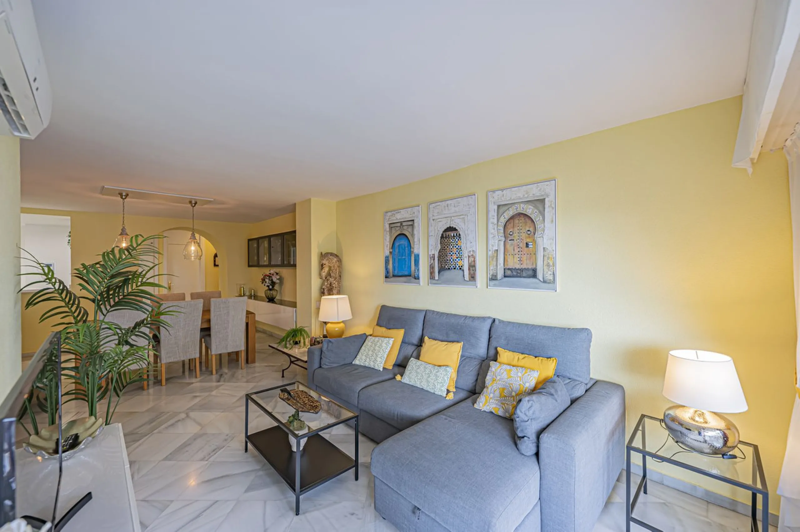 BEACHFRONT APARTMENT WITH UNOBSTRUCTED SEA VIEWS