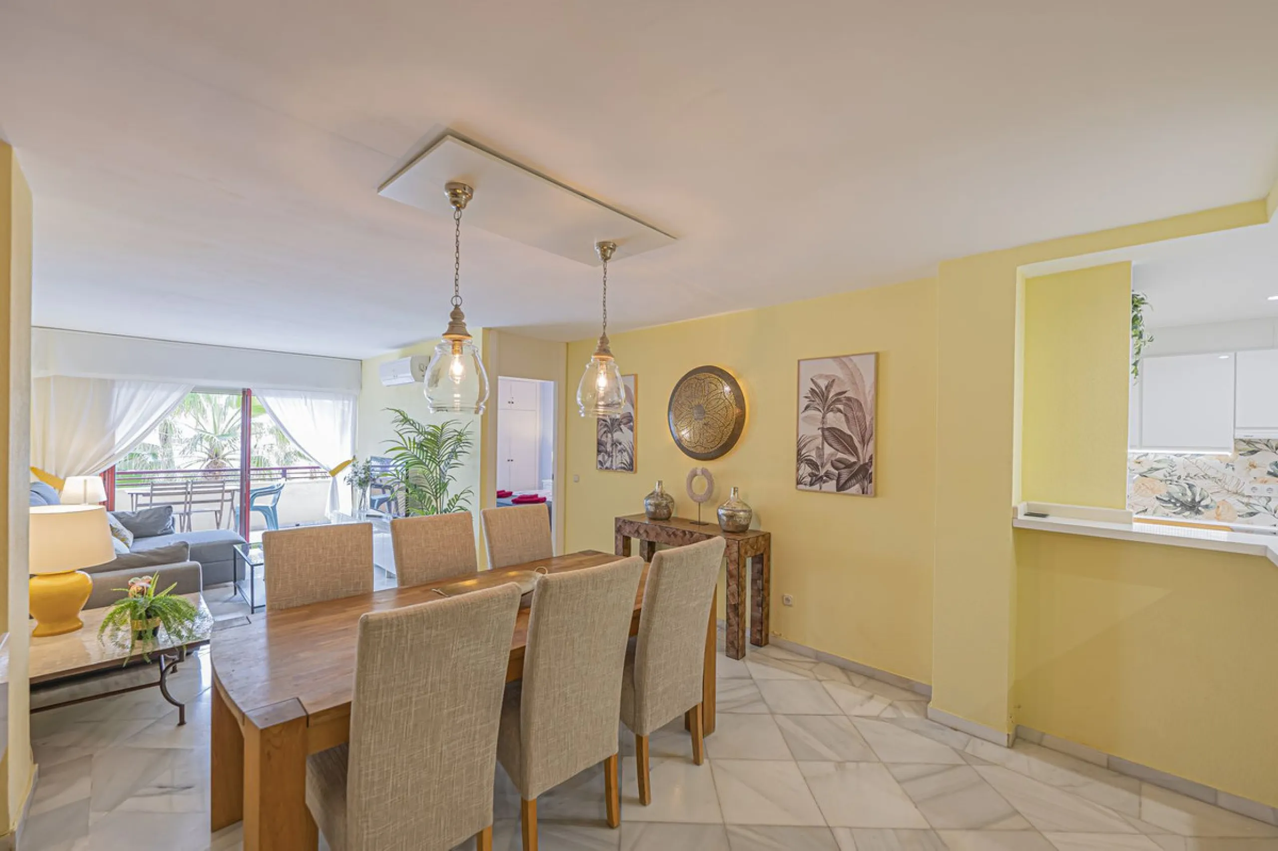 BEACHFRONT APARTMENT WITH UNOBSTRUCTED SEA VIEWS