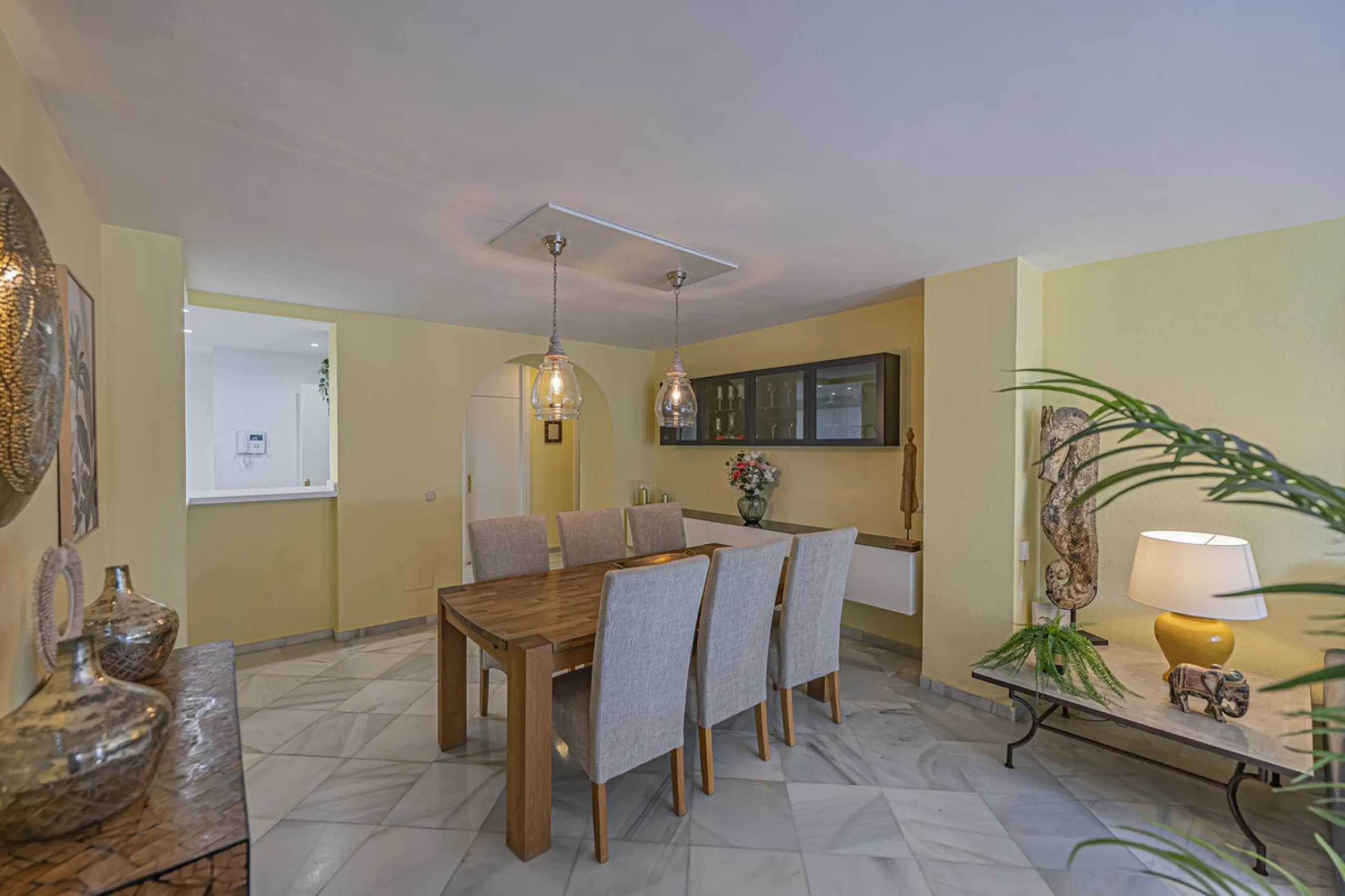 BEACHFRONT APARTMENT WITH UNOBSTRUCTED SEA VIEWS