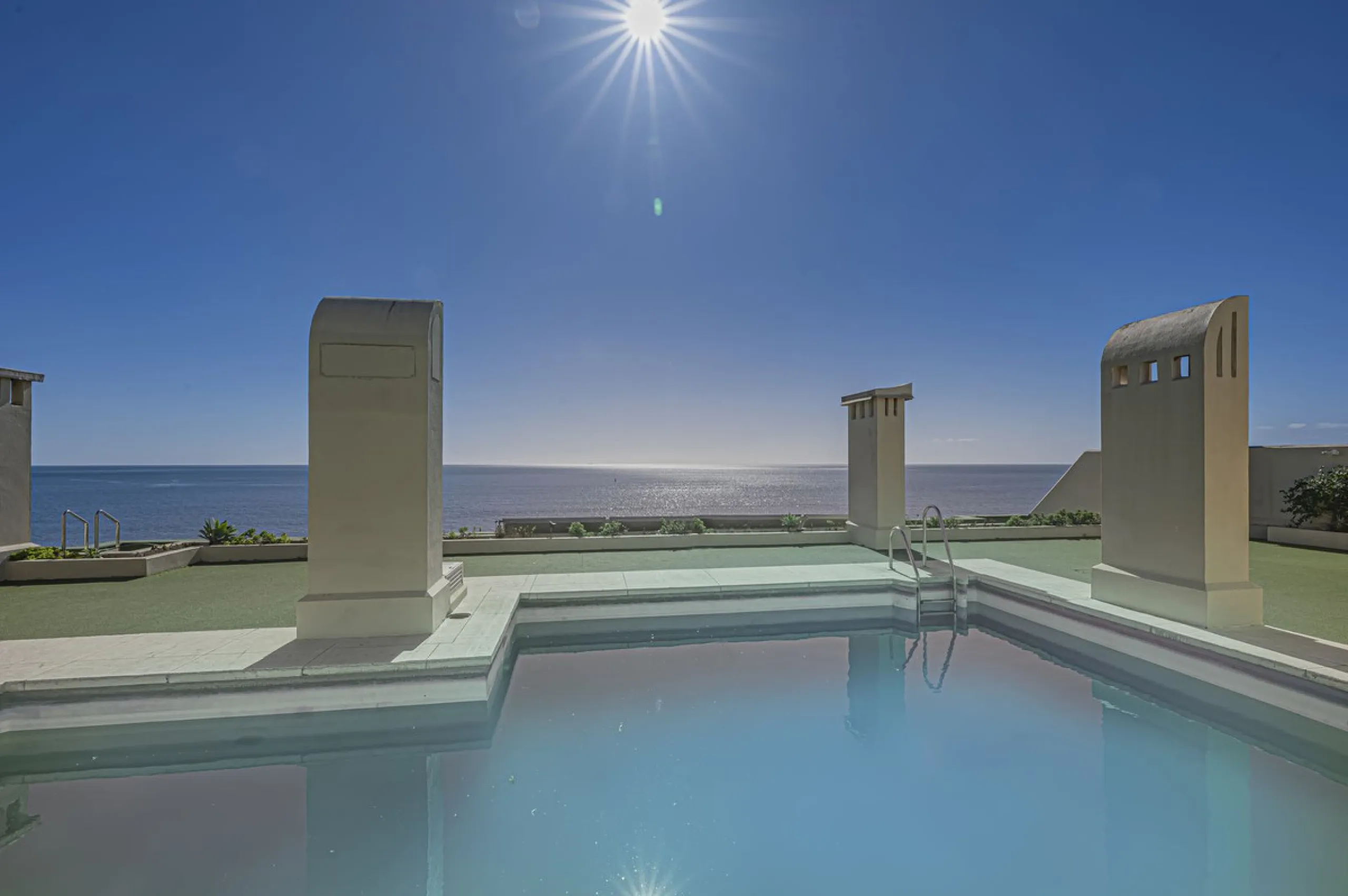 BEACHFRONT APARTMENT WITH UNOBSTRUCTED SEA VIEWS