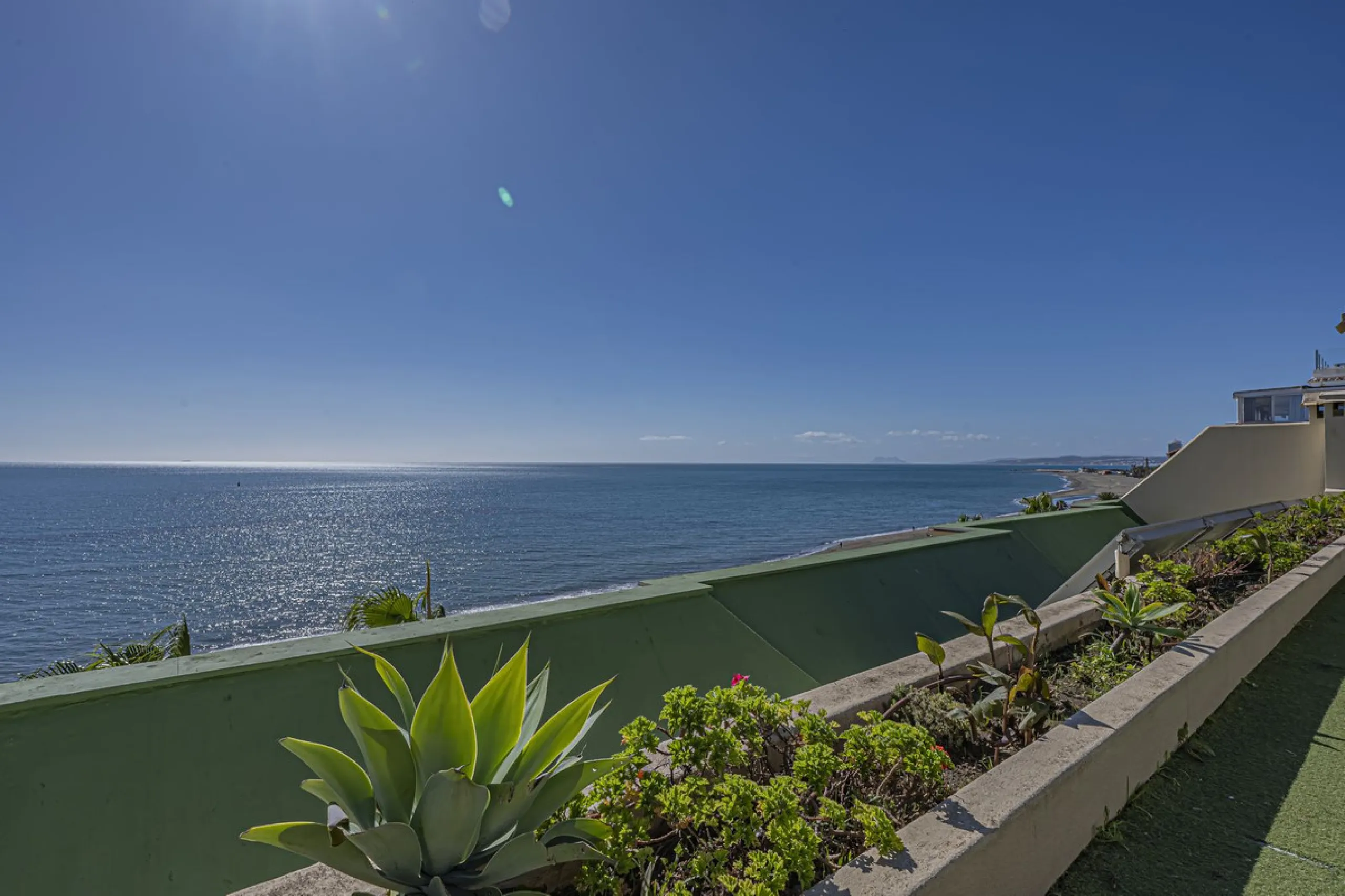BEACHFRONT APARTMENT WITH UNOBSTRUCTED SEA VIEWS