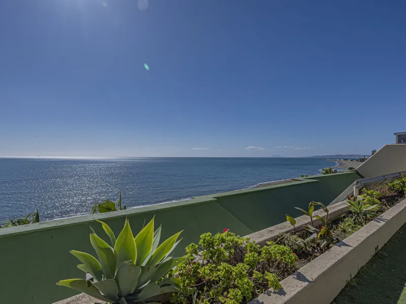 BEACHFRONT APARTMENT WITH UNOBSTRUCTED SEA VIEWS