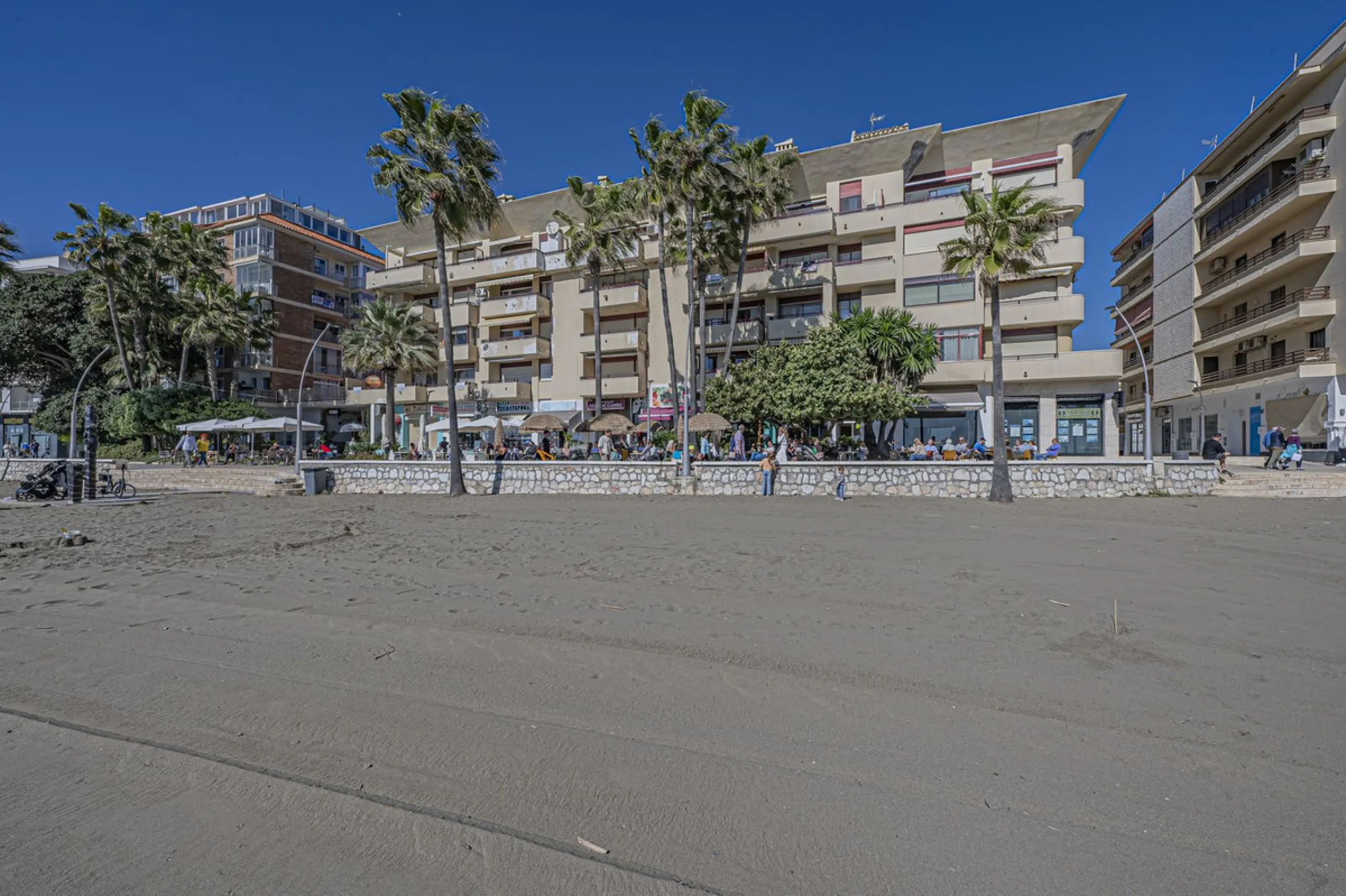 BEACHFRONT APARTMENT WITH UNOBSTRUCTED SEA VIEWS