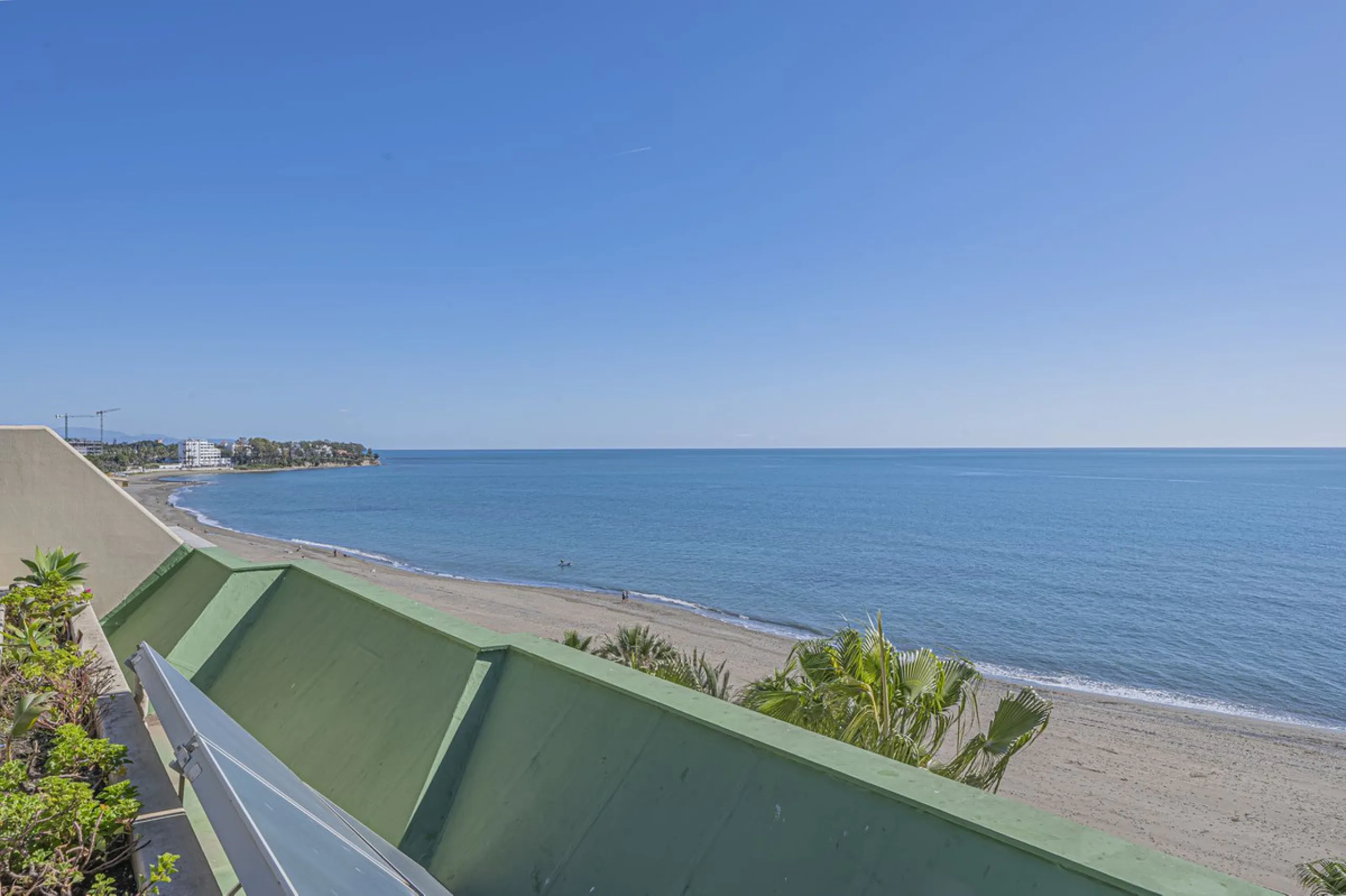 BEACHFRONT APARTMENT WITH UNOBSTRUCTED SEA VIEWS