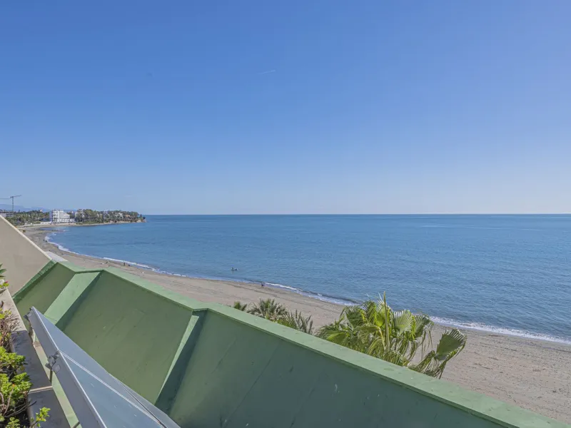 BEACHFRONT APARTMENT WITH UNOBSTRUCTED SEA VIEWS