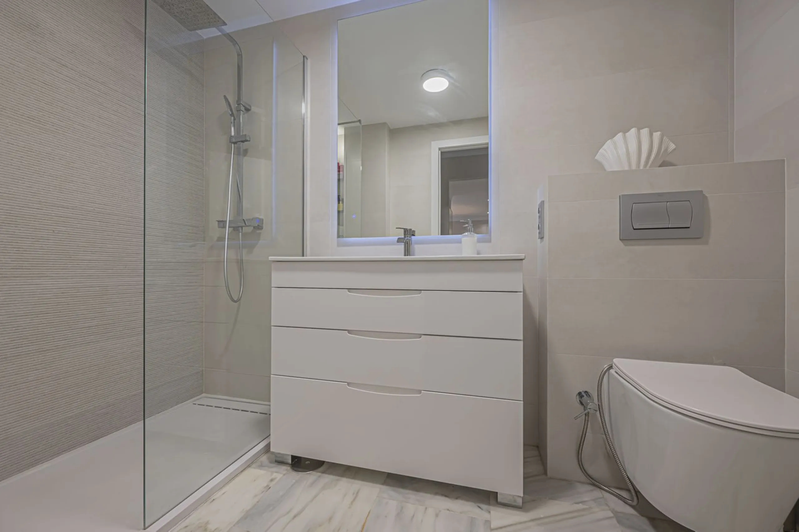 ELEGANT PROPERTY IN A GATED COMMUNITY WITH ALL AMENITIES