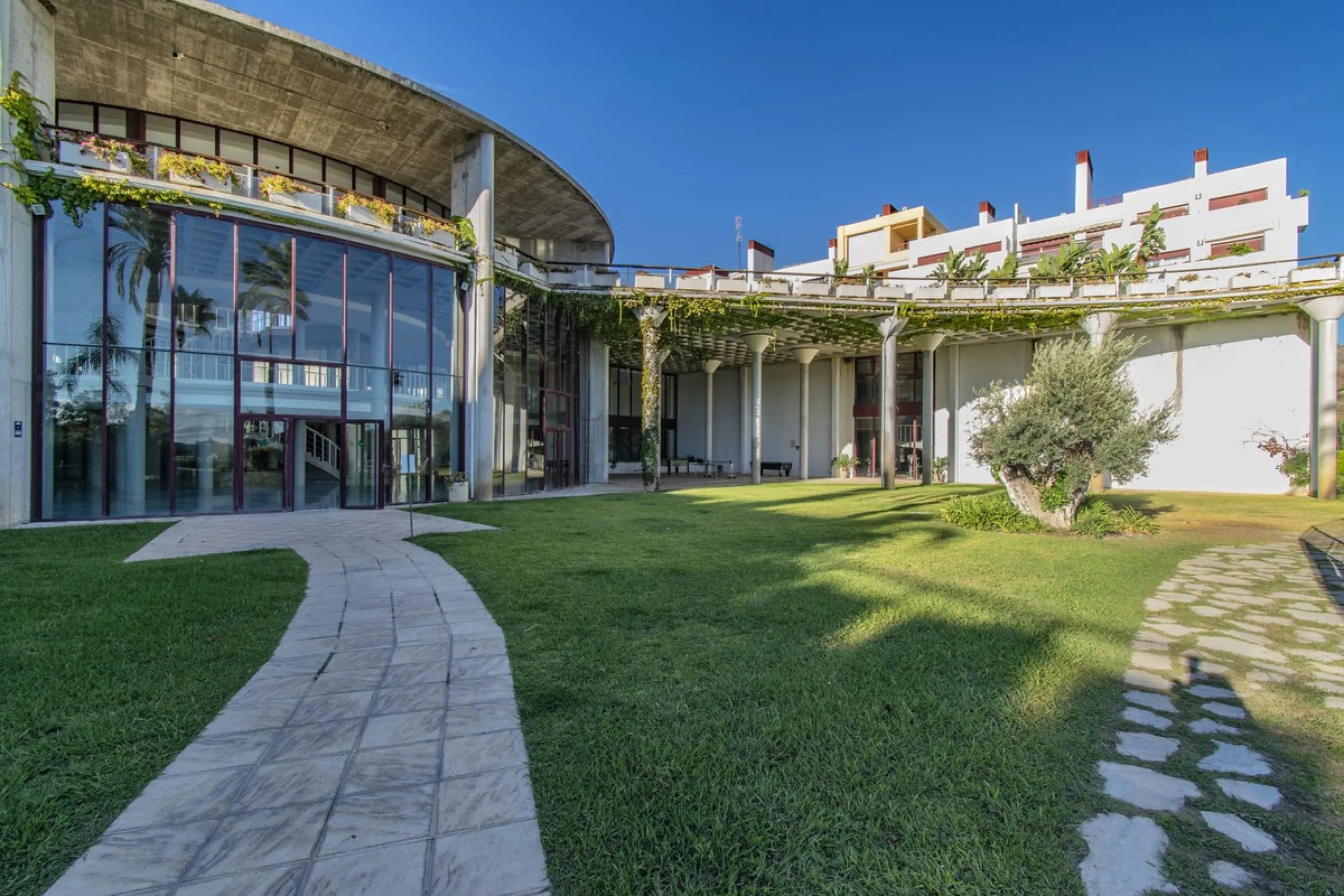 ELEGANT PROPERTY IN A GATED COMMUNITY WITH ALL AMENITIES