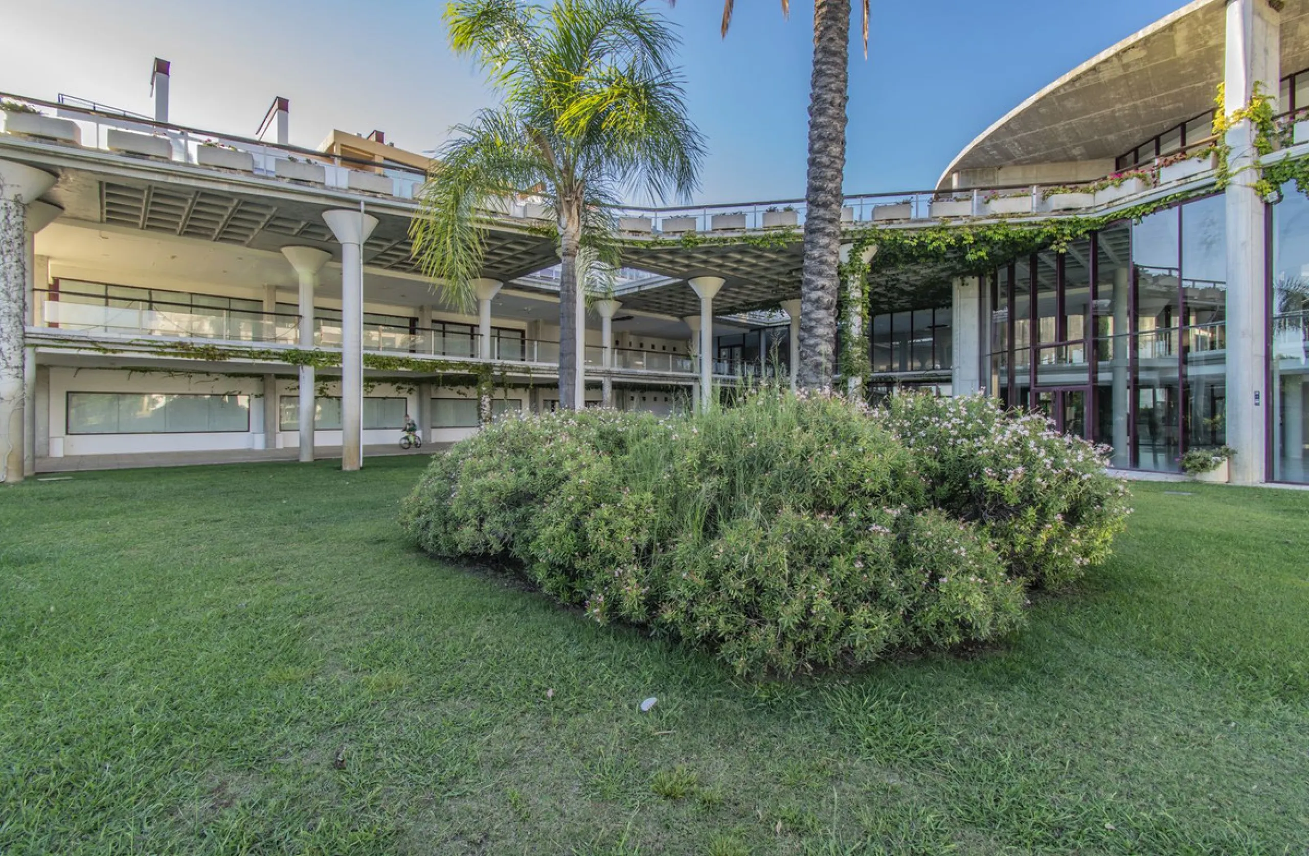 ELEGANT PROPERTY IN A GATED COMMUNITY WITH ALL AMENITIES